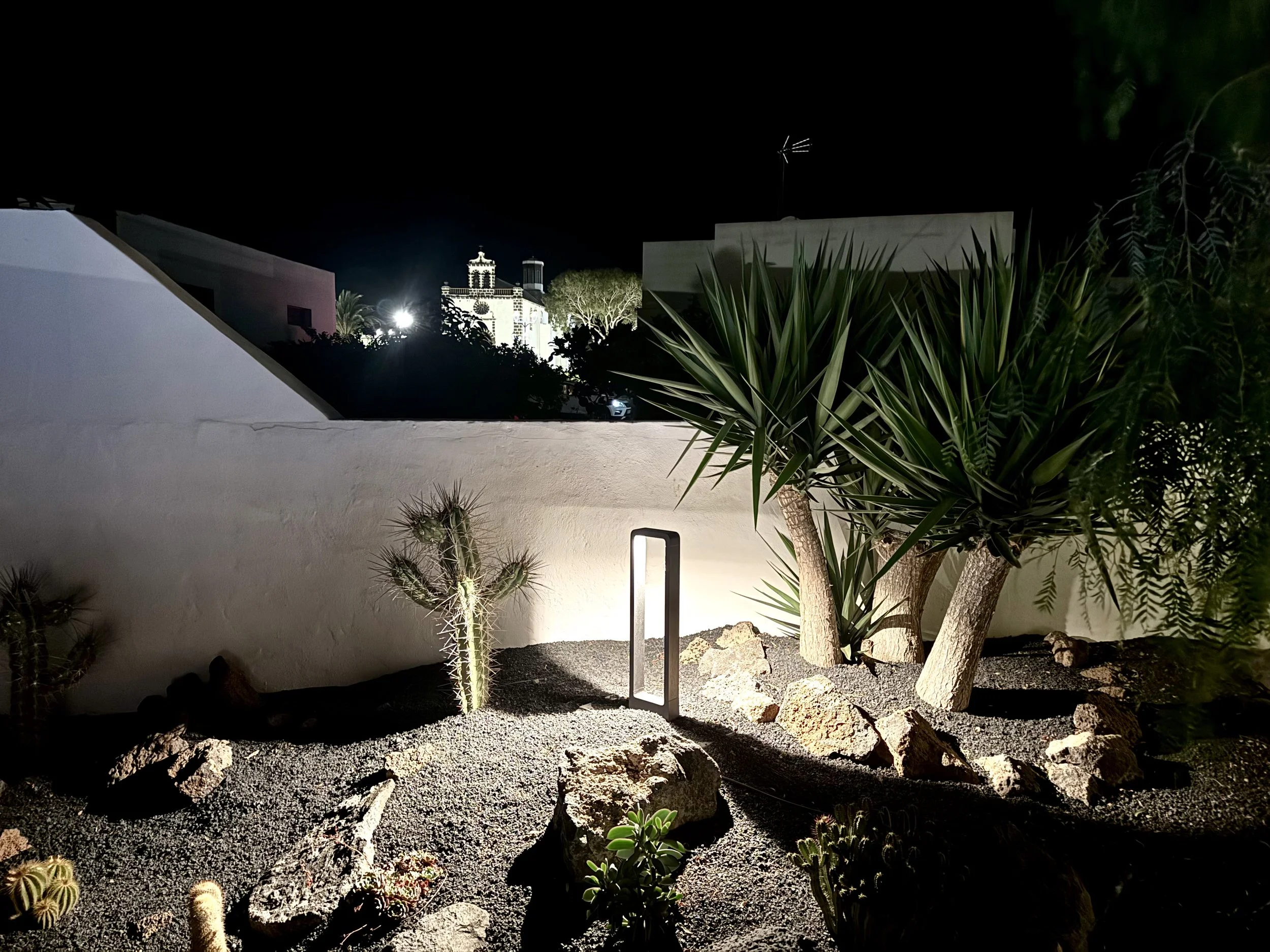 
fantastiche vacanze a Lanzarote in alloggio privato con piscina e splendido giardino di cactus, spazio privato, intimo e accogliente, terrazze private, individuale e ricco di design e stile