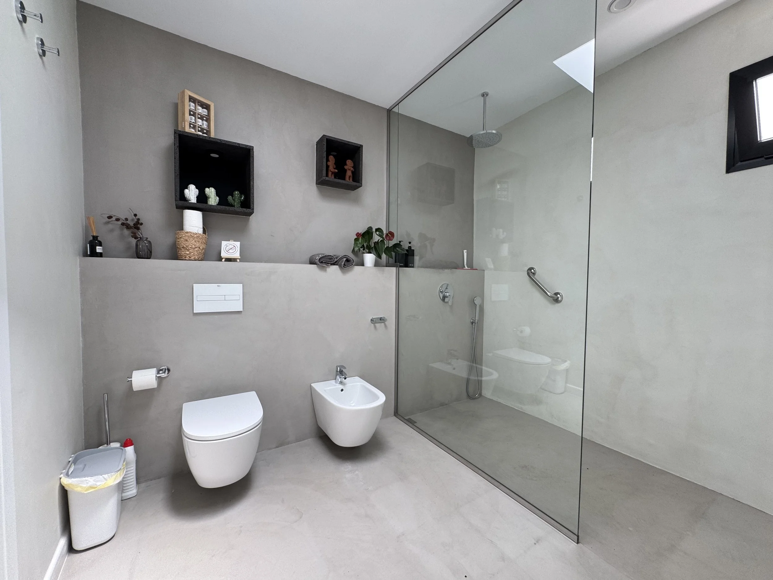geräumiges, modernes Badezimmer mit Dusche und Bidet für Ihren Komfort