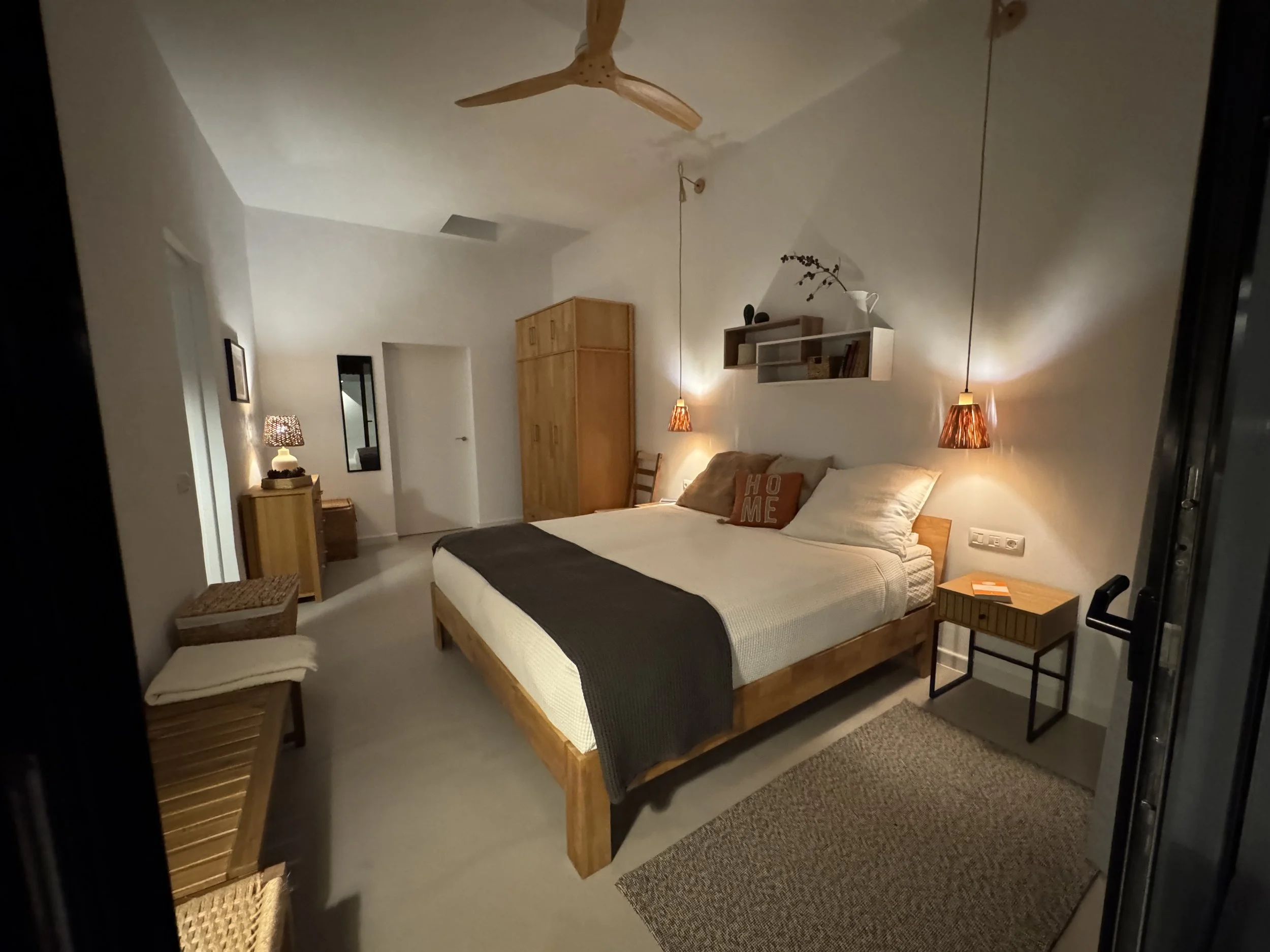 Dormitorio tranquilo diseñado para el confort y el slow living en Casitas Santa Rita Lanzarote
