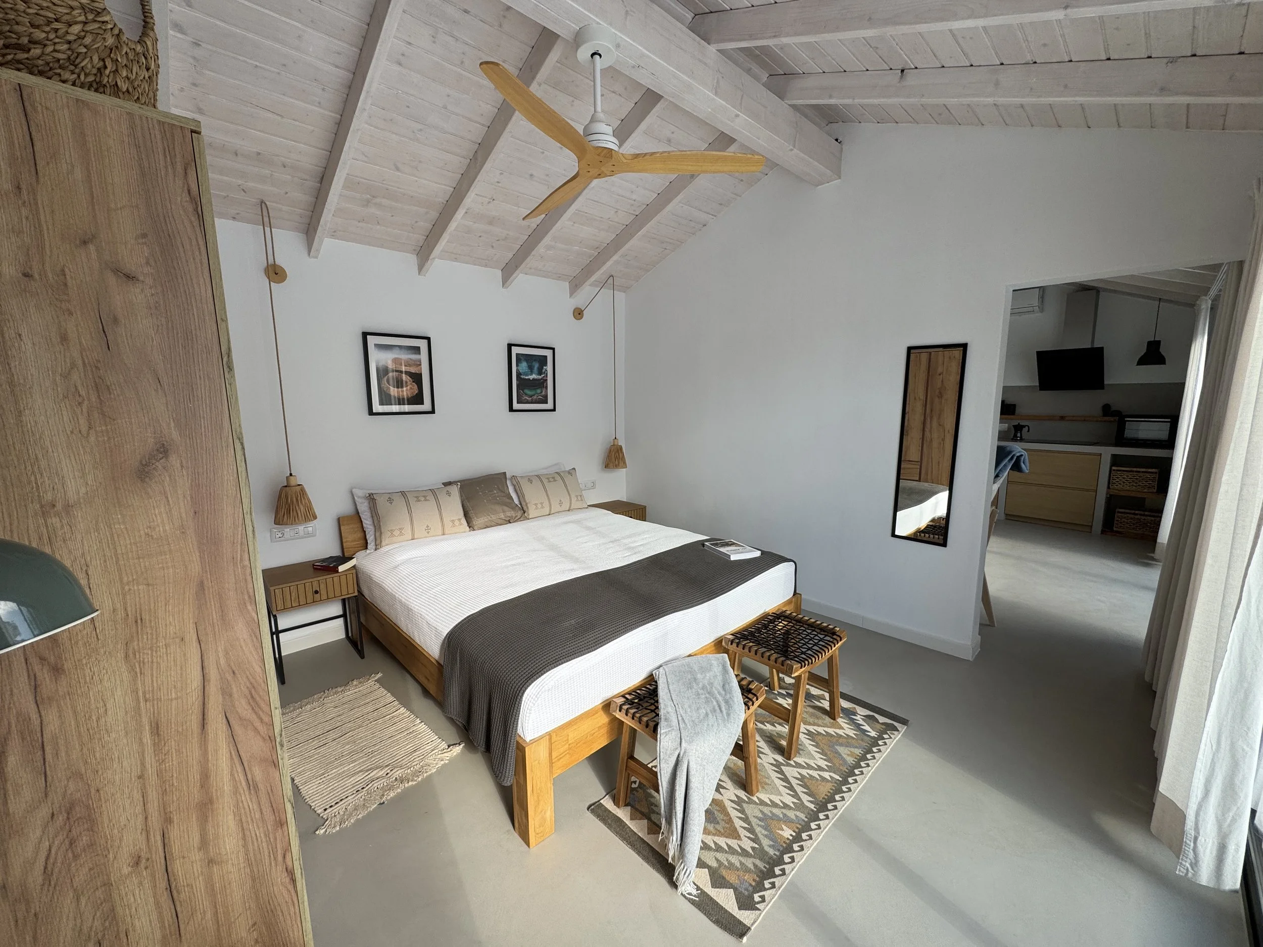 Bright bedroom with natural textures and a calm, minimalist atmosphere.