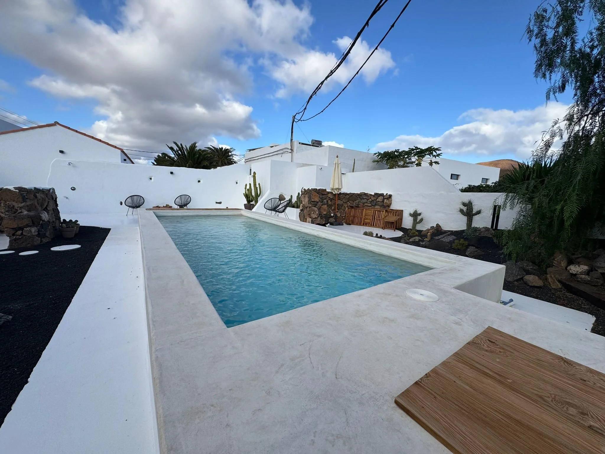 
fantastiche vacanze a Lanzarote in alloggio privato con piscina e splendido giardino di cactus, spazio privato, intimo e accogliente, terrazze private, individuale e ricco di design e stile