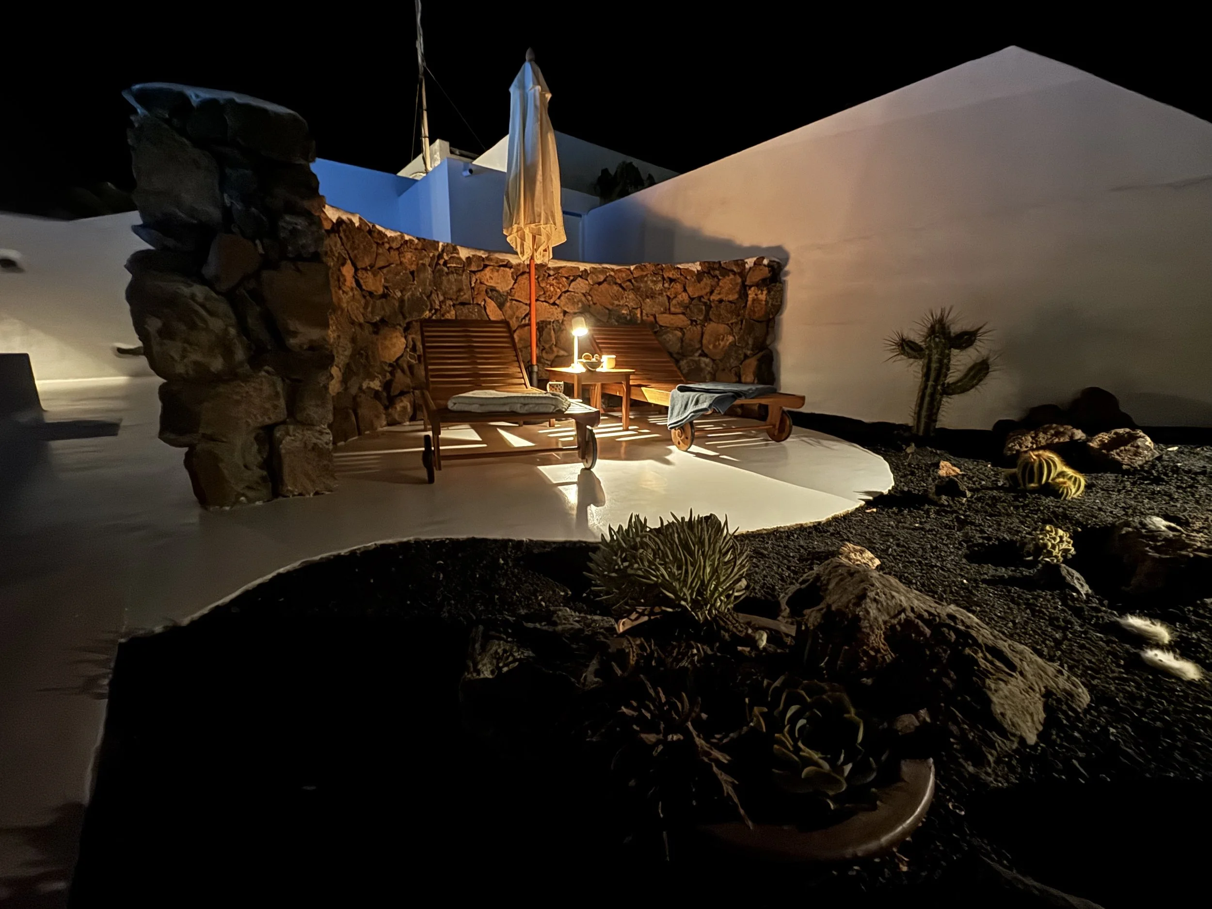 Ruhiger Boutique-Aufenthalt im Norden von Lanzarote. Private Terrassen, beheizter Pool, Jacuzzi und liebevoll gestaltete Räume im Zeichen von Slow Living und Hygge. Der perfekte Ort, um abzuschalten, neue Energie zu tanken, in entspannter Atmosphäre 