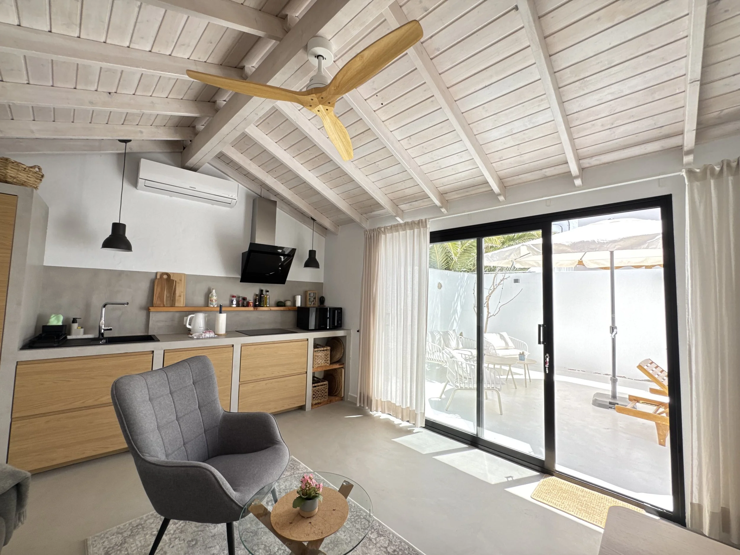 holiday private rent with private pool, private terraces, very high reviews high client satisfaction, cozy intimate, delightful holidays in Lanzarote, satifsying stay in canary islands, beautiful design, attention to details and client service