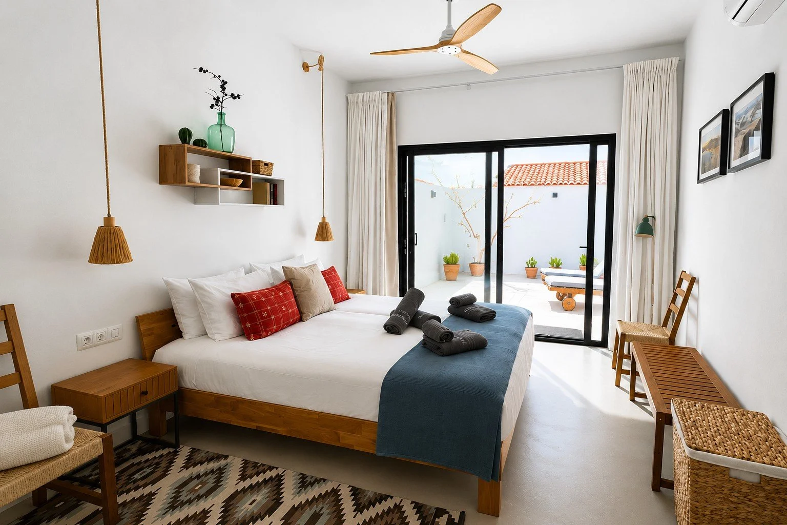 Dormitorio luminoso con acceso a la terraza en Casita Luna