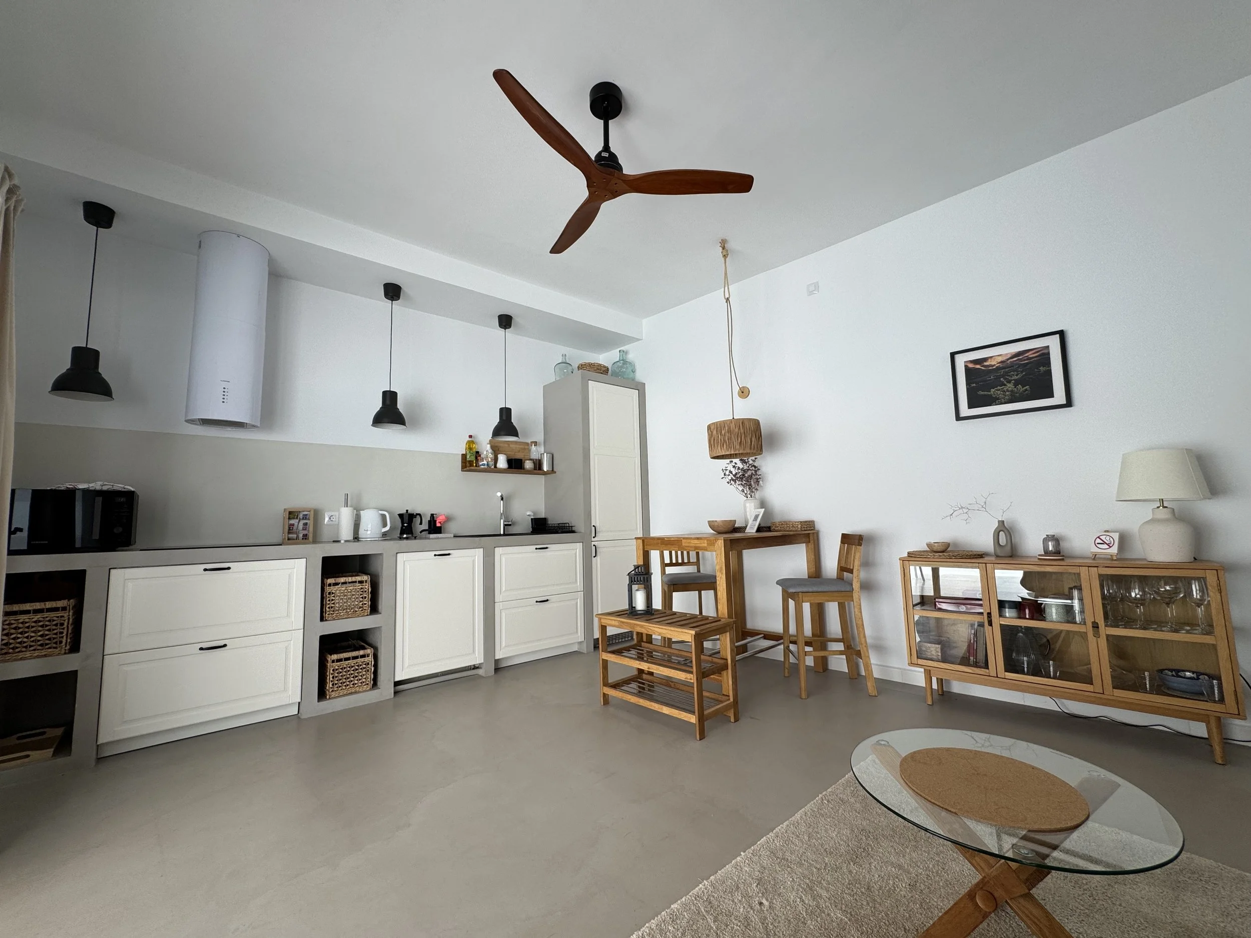 
Moderne Küche mit Geschirrspüler und Kühlschrank