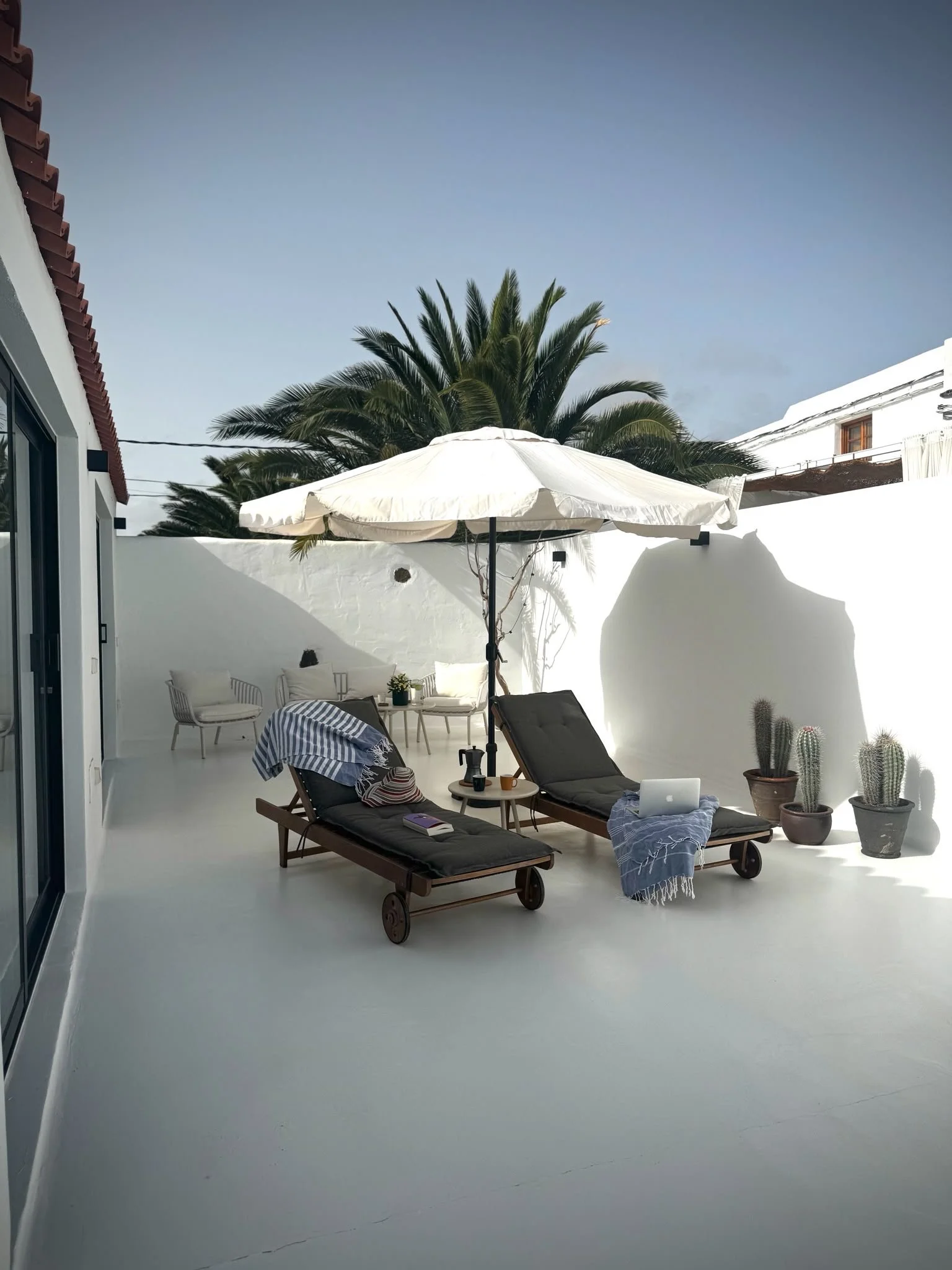 FR: Chaises longues sur la terrasse ensoleillée de Casitas Santa Rita à Lanzarote