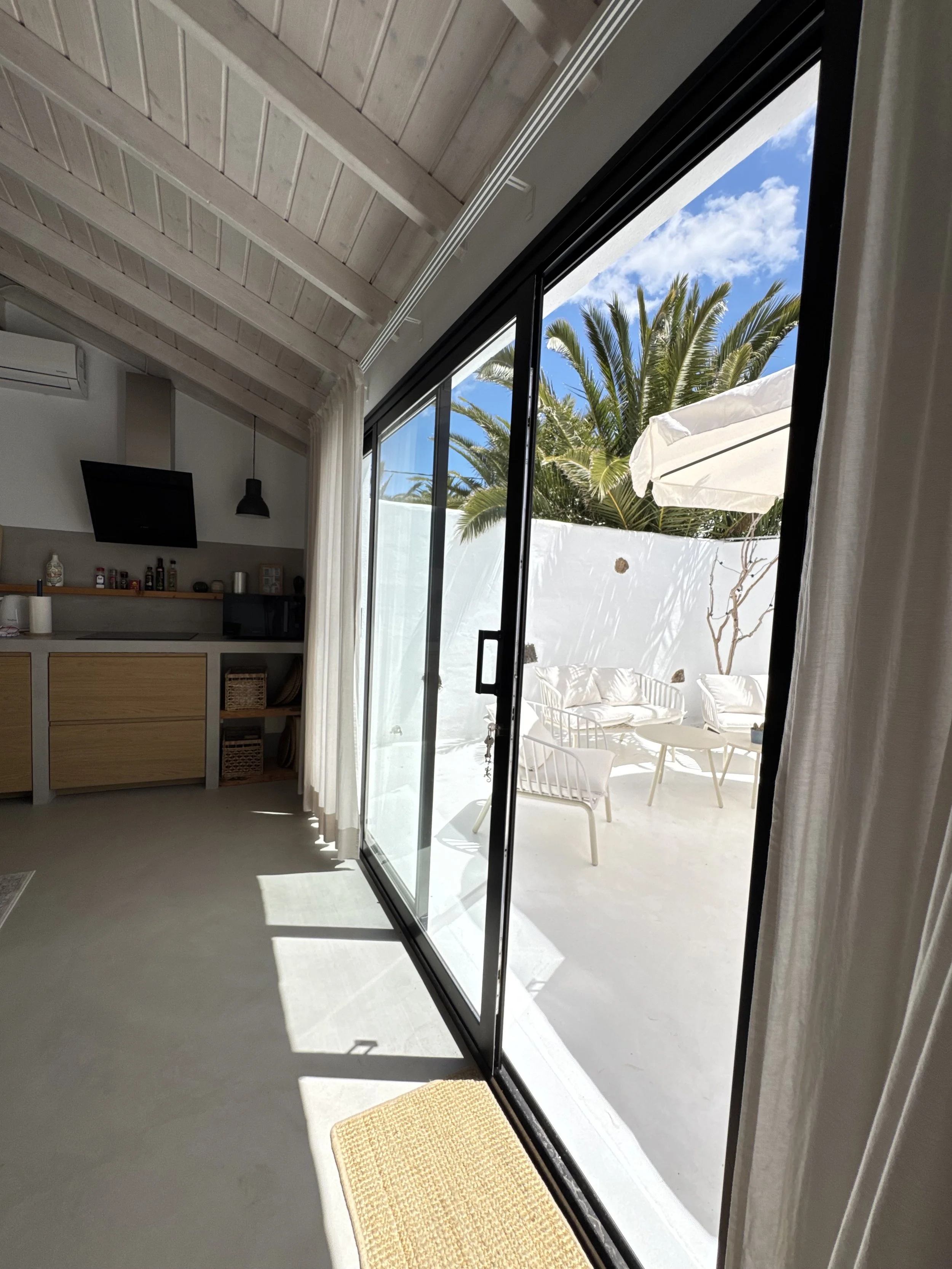 holiday private rent with private pool, private terraces, very high reviews high client satisfaction, cozy intimate, delightful holidays in Lanzarote, satifsying stay in canary islands, beautiful design, attention to details and client service