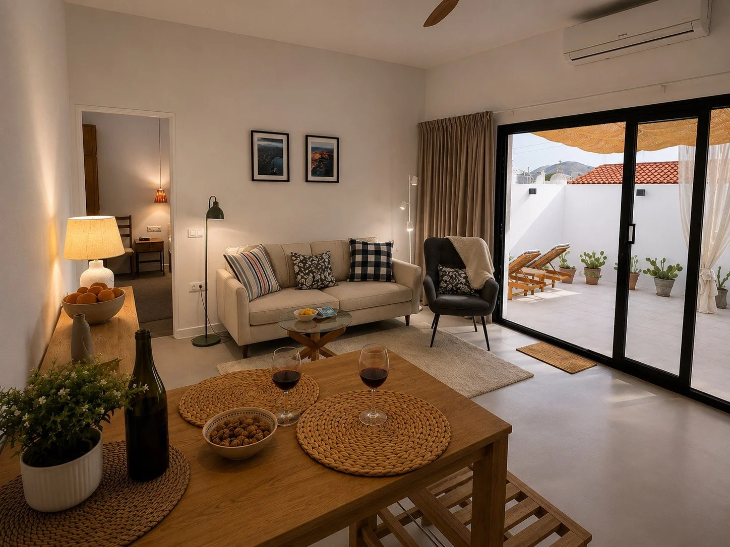 Salón acogedor con materiales naturales