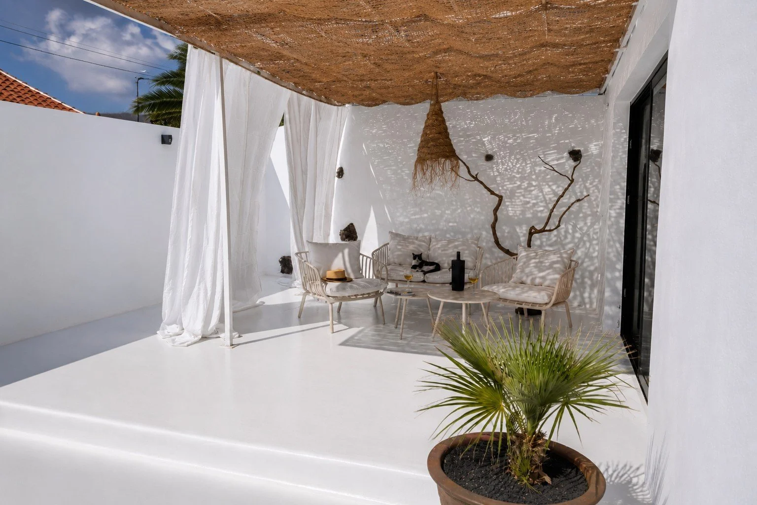Zona exterior a la sombra bajo la pérgola tradicional