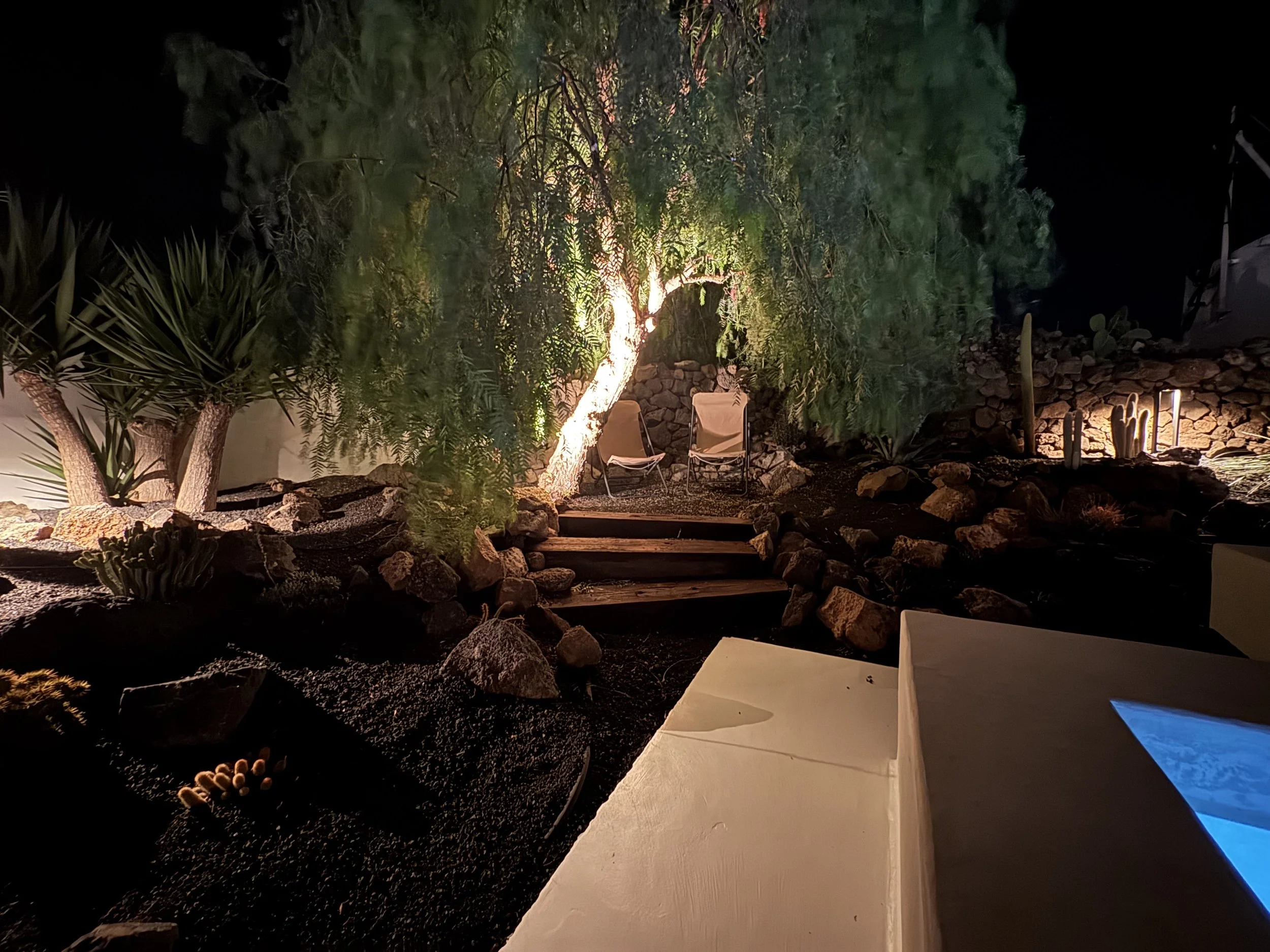Ruhiger Boutique-Aufenthalt im Norden von Lanzarote. Private Terrassen, beheizter Pool, Jacuzzi und liebevoll gestaltete Räume im Zeichen von Slow Living und Hygge. Der perfekte Ort, um abzuschalten, neue Energie zu tanken, in entspannter Atmosphäre 