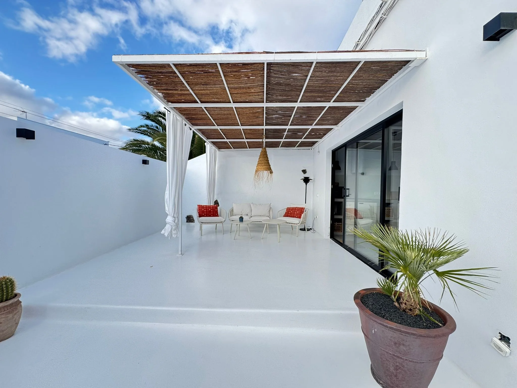 
fantastiche vacanze a Lanzarote in alloggio privato con piscina e splendido giardino di cactus, spazio privato, intimo e accogliente, terrazze private, individuale e ricco di design e stile