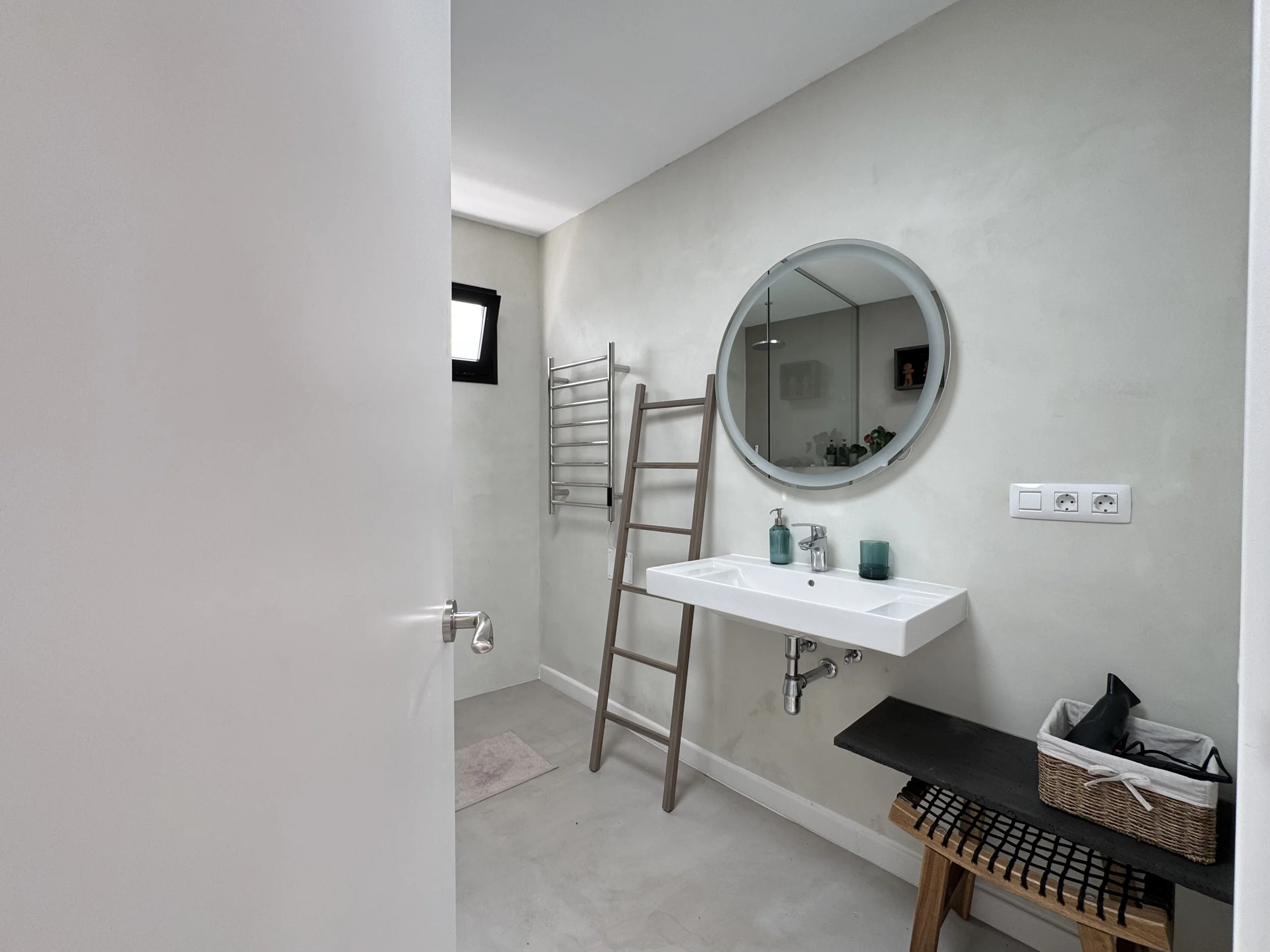 modernes, geräumiges Badezimmer