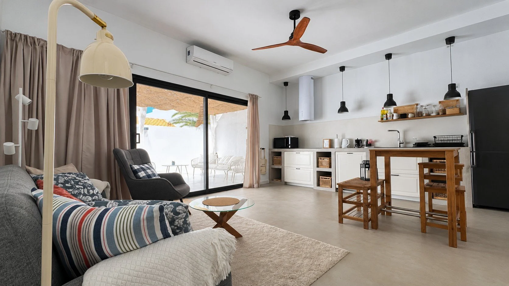 Salón y cocina de concepto abierto en Casita Luna