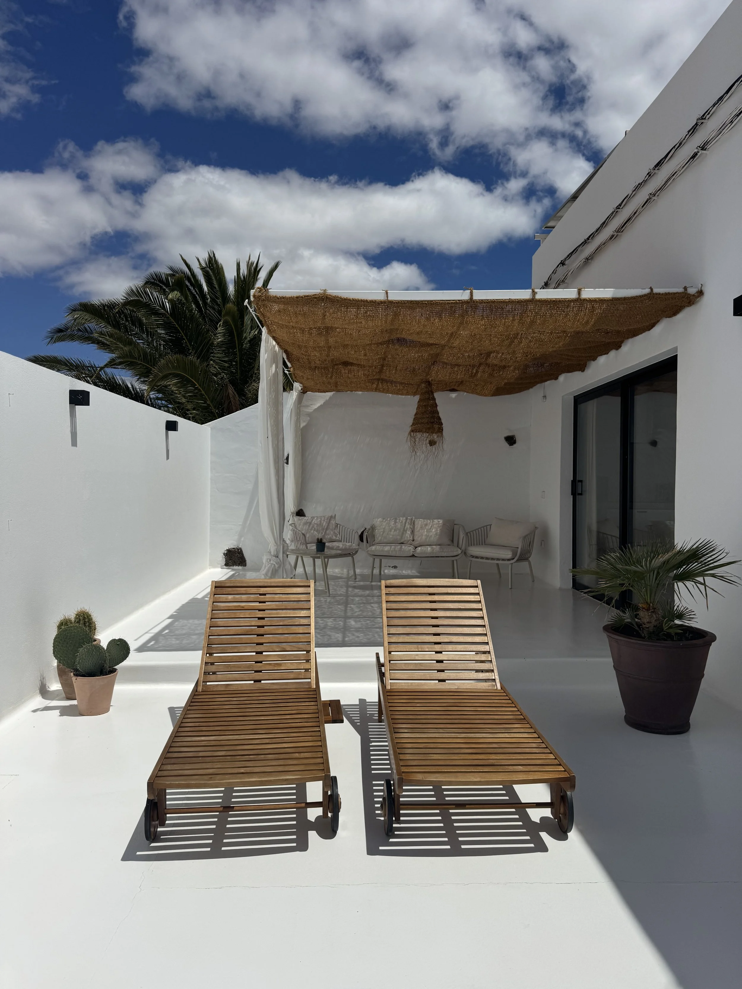 Ruhiger Boutique-Aufenthalt im Norden von Lanzarote. Private Terrassen, beheizter Pool, Jacuzzi und liebevoll gestaltete Räume im Zeichen von Slow Living und Hygge. Der perfekte Ort, um abzuschalten, neue Energie zu tanken, in entspannter Atmosphäre 