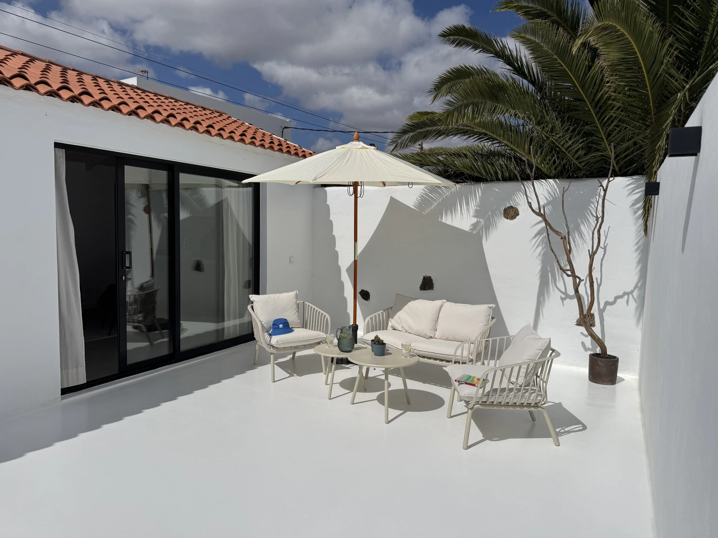 Ruhiger Boutique-Aufenthalt im Norden von Lanzarote. Private Terrassen, beheizter Pool, Jacuzzi und liebevoll gestaltete Räume im Zeichen von Slow Living und Hygge. Der perfekte Ort, um abzuschalten, neue Energie zu tanken, in entspannter Atmosphäre 
