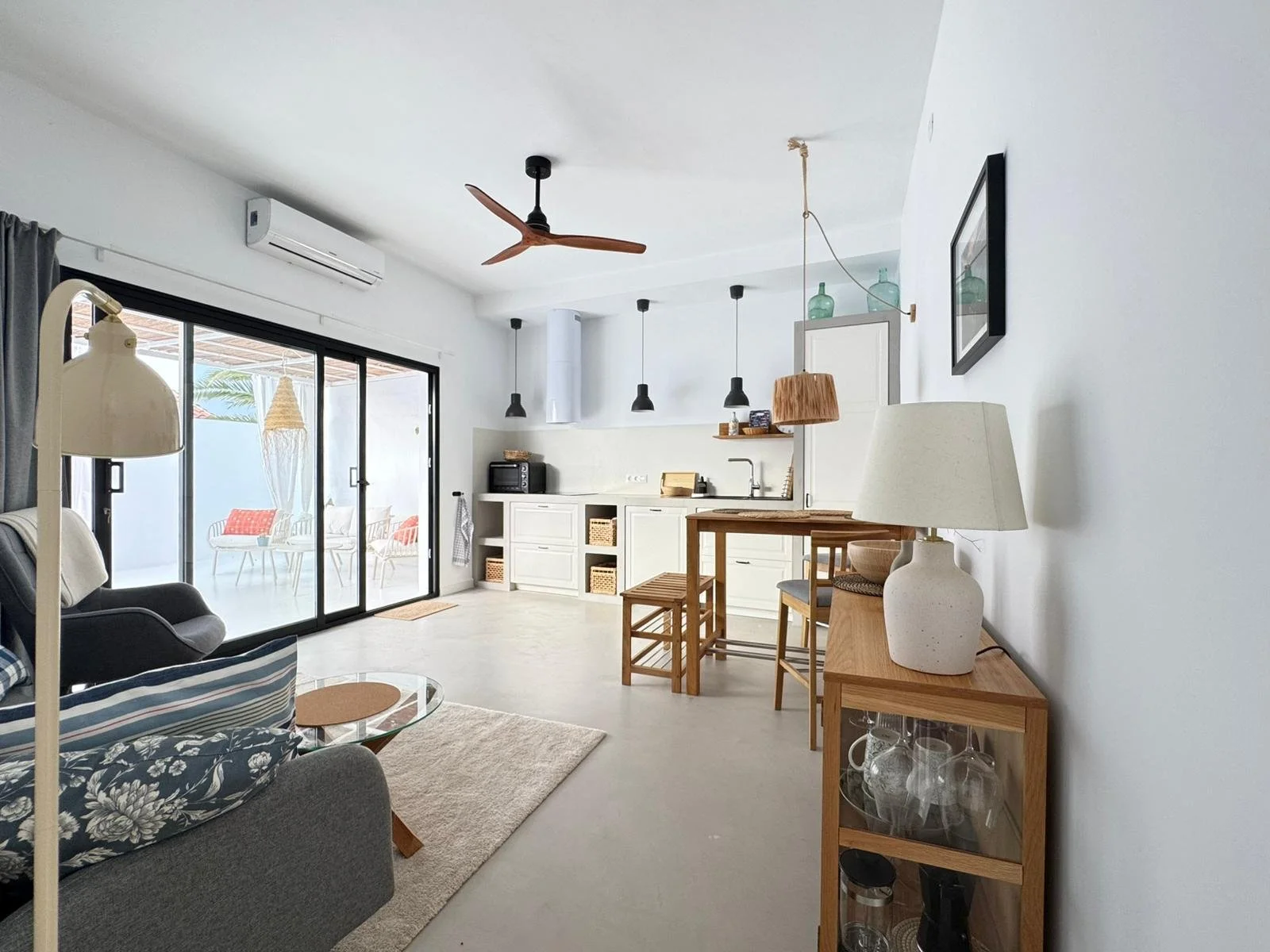 
fantastiche vacanze a Lanzarote in alloggio privato con piscina e splendido giardino di cactus, spazio privato, intimo e accogliente, terrazze private, individuale e ricco di design e stile