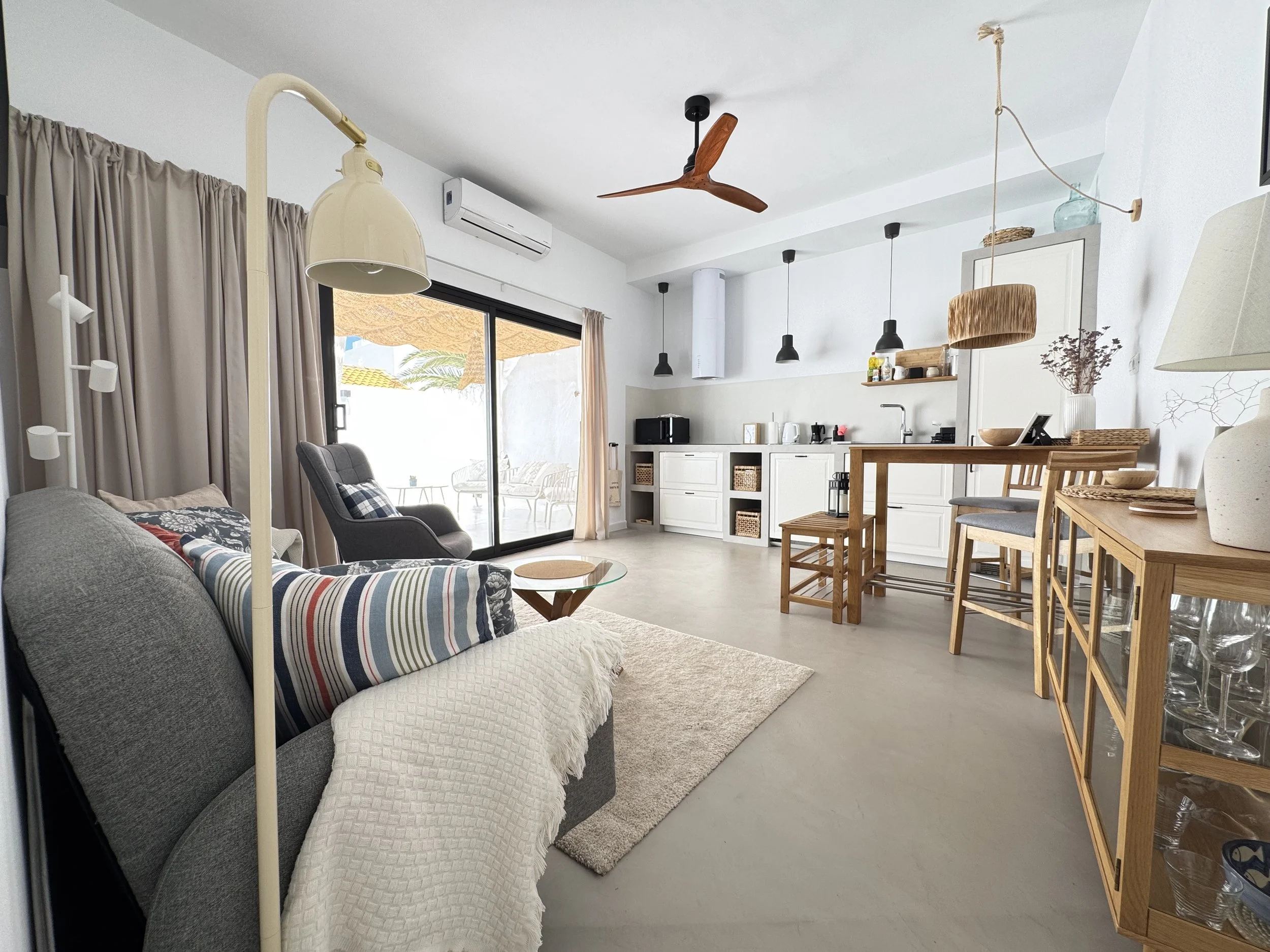 
Stilvolles Wohnzimmer mit angrenzender Küche