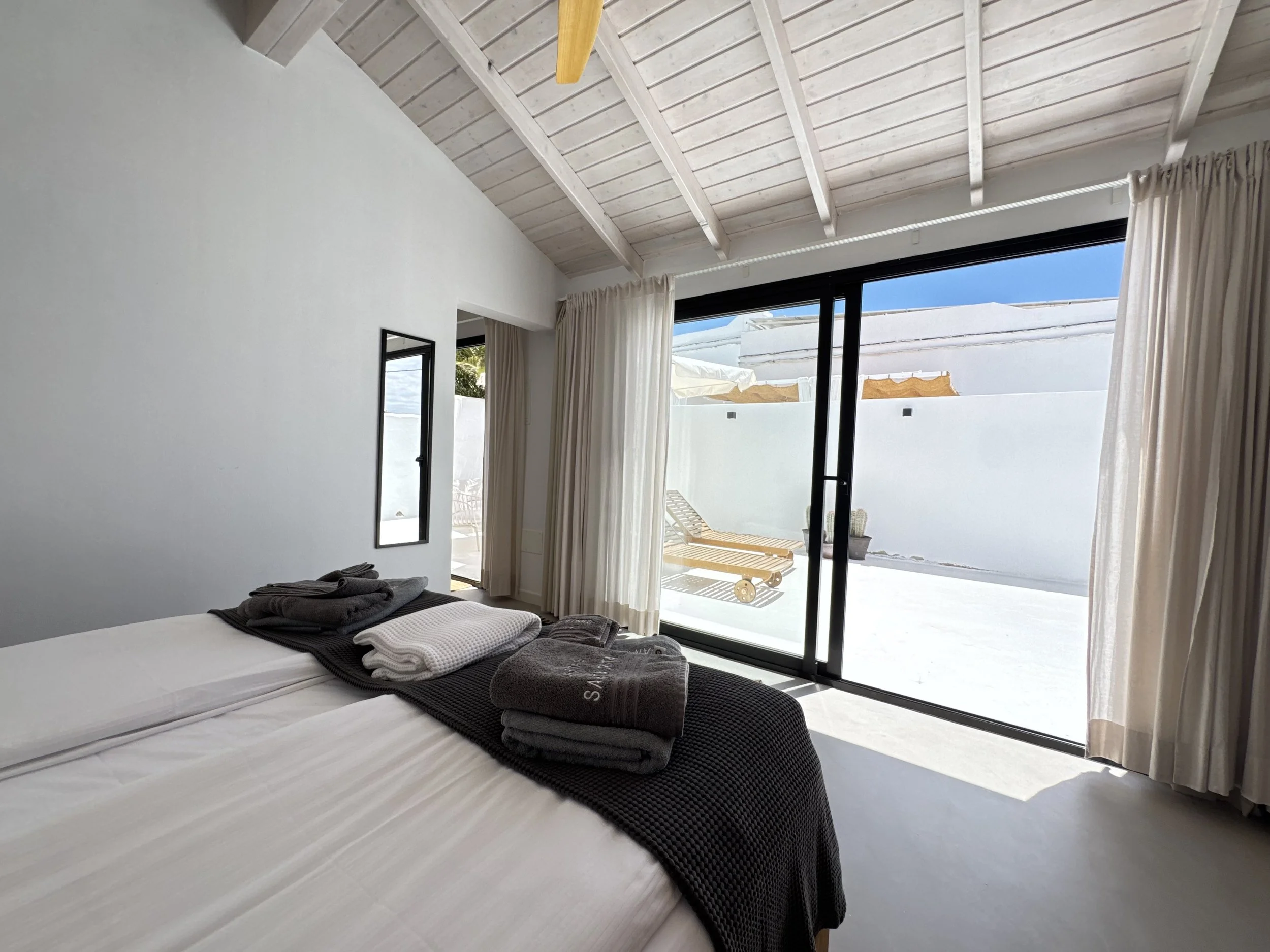 holiday private rent with private pool, private terraces, very high reviews high client satisfaction, cozy intimate, delightful holidays in Lanzarote, satifsying stay in canary islands, beautiful design, attention to details and client service