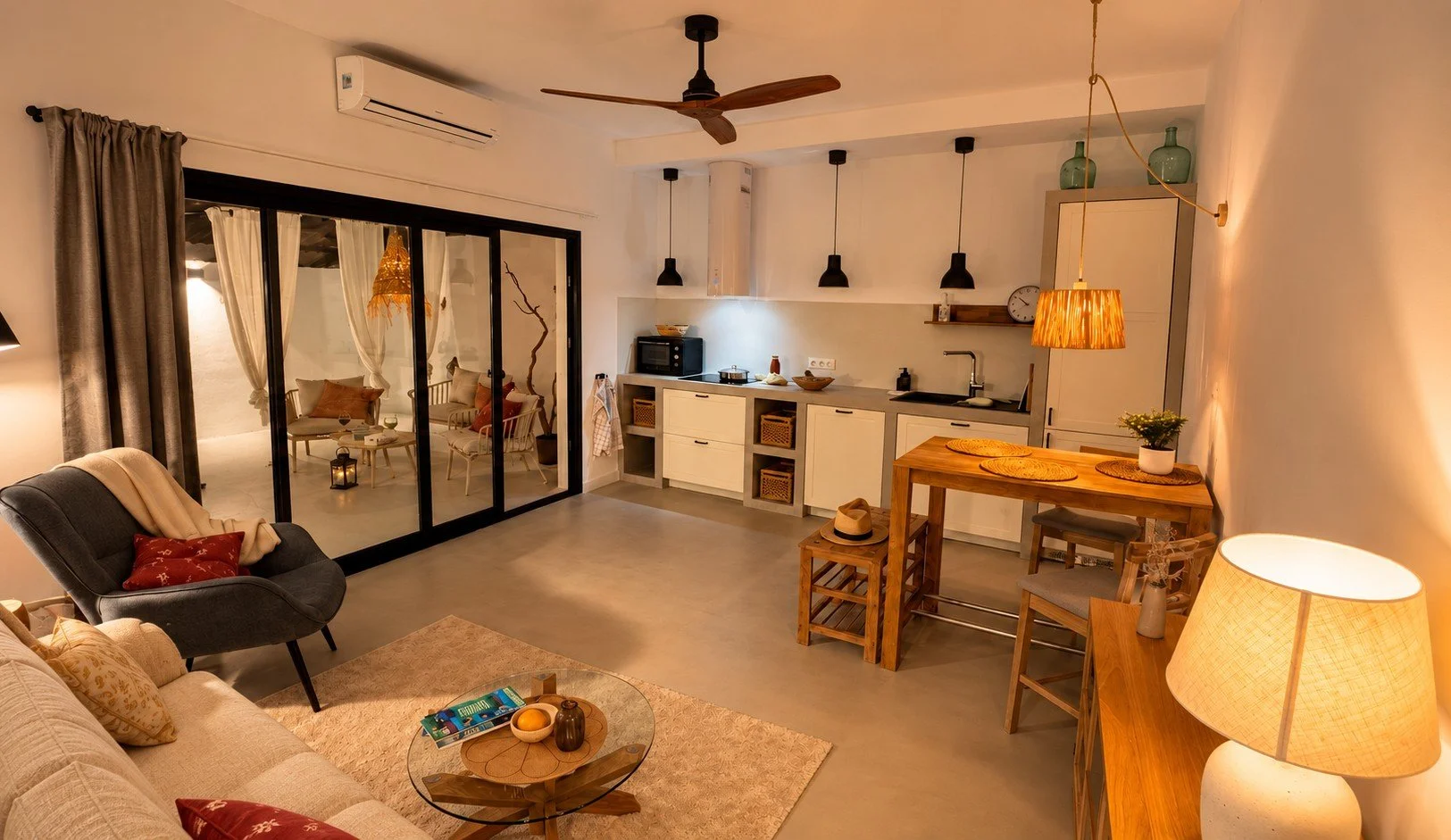 Cocina abierta y zona de comedor de Casita Luna