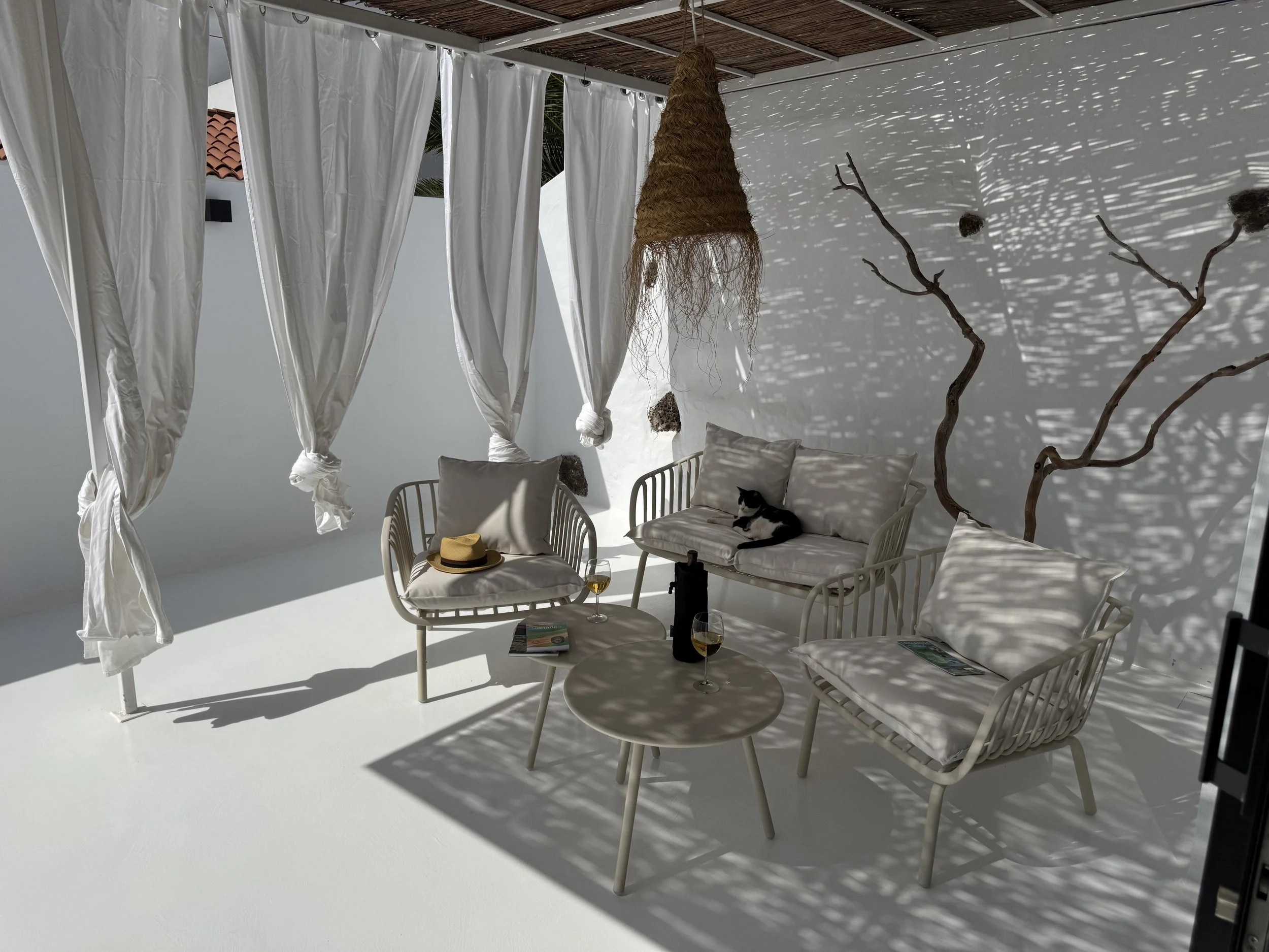 Zona exterior con cortinas blancas y terraza privada en Casitas Santa Rita Lanzarote
