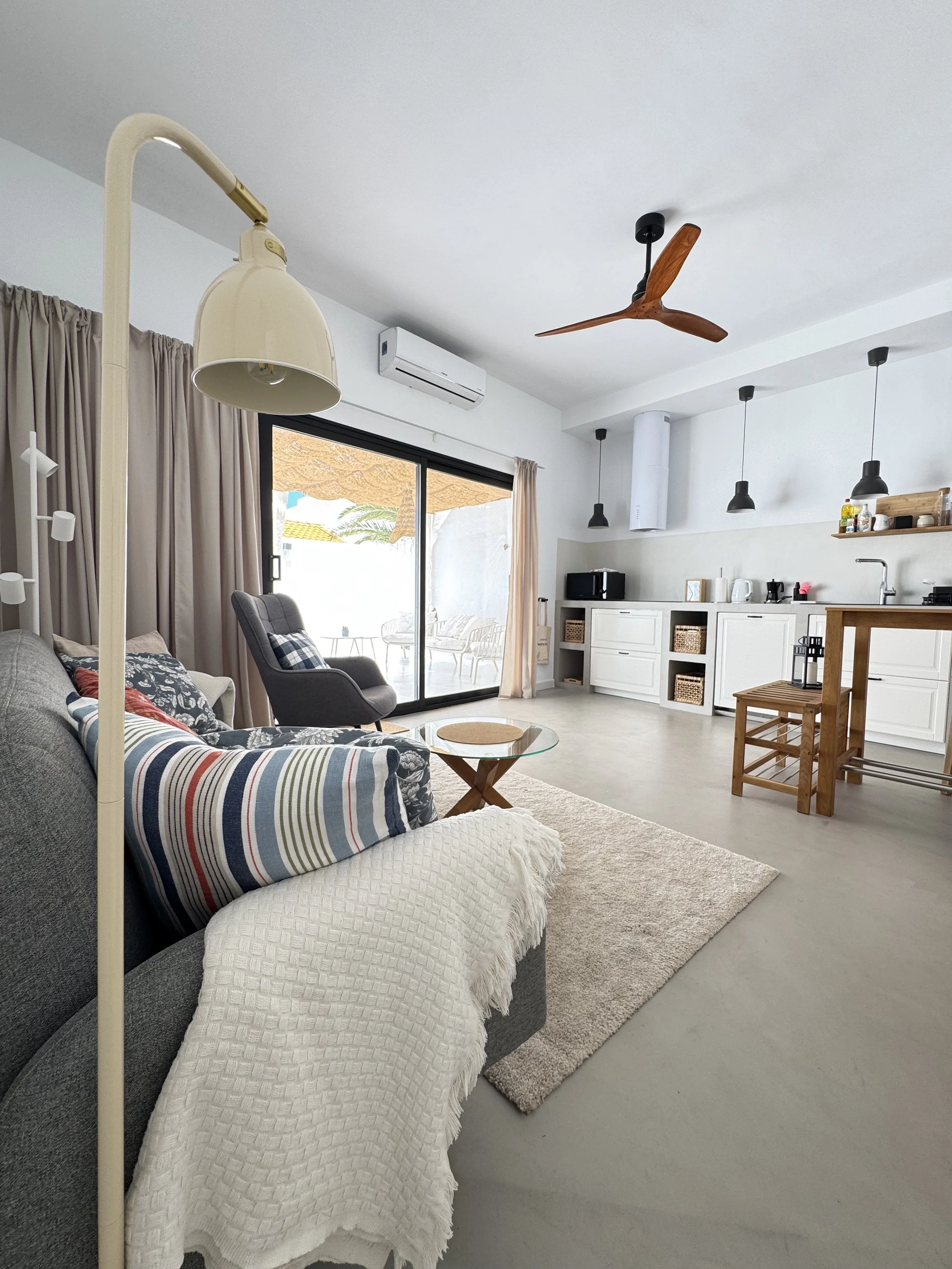 
Stilvolles Wohnzimmer mit angrenzender Küche