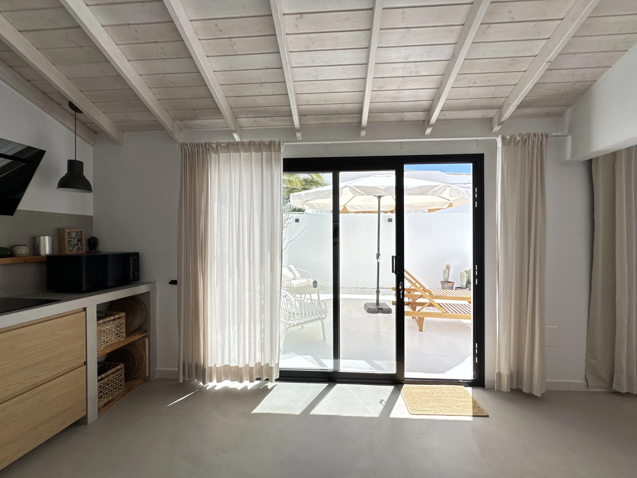 holiday private rent with private pool, private terraces, very high reviews high client satisfaction, cozy intimate, delightful holidays in Lanzarote, satifsying stay in canary islands, beautiful design, attention to details and client service