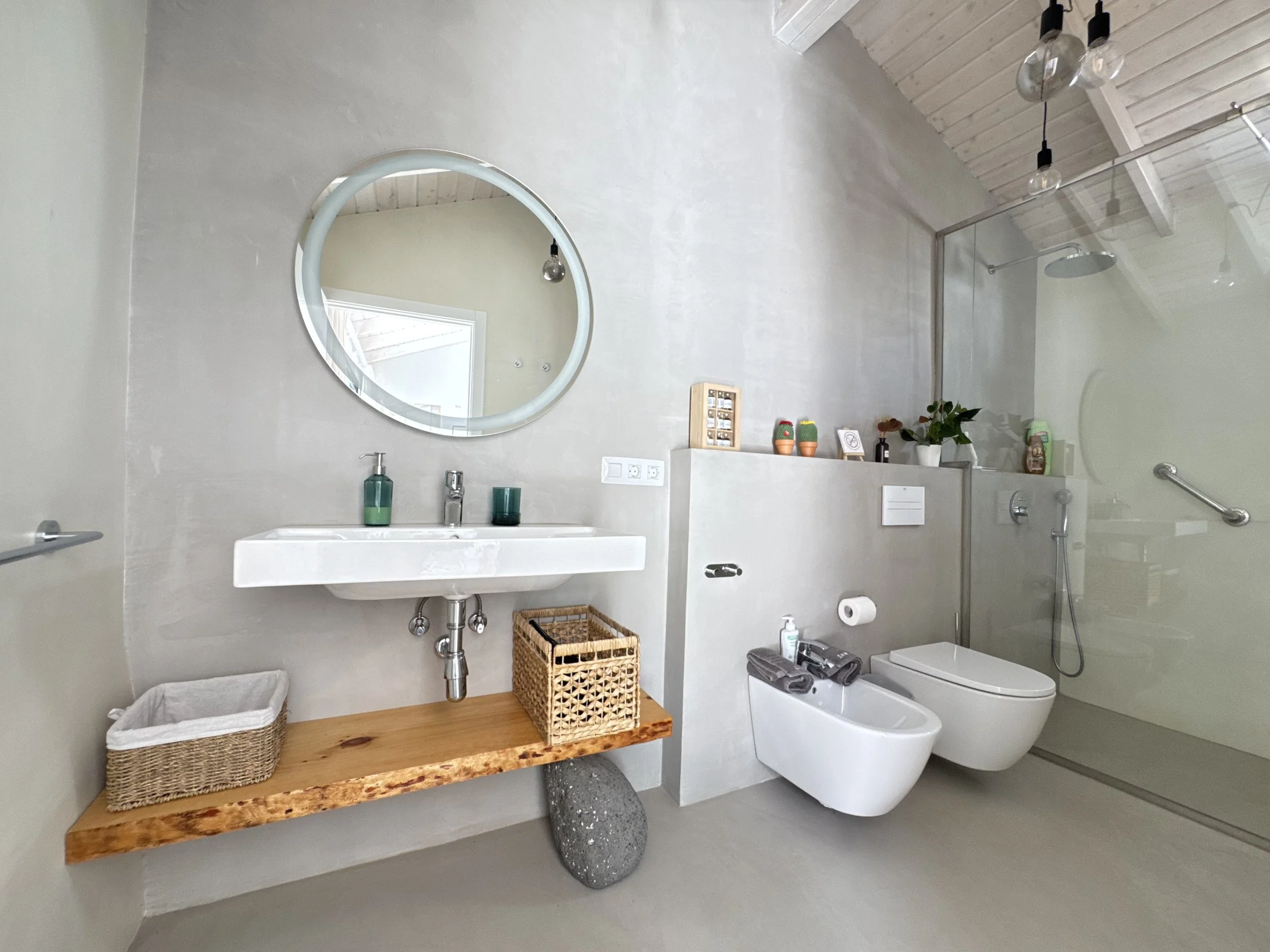 holiday private rent with private pool, private terraces, very high reviews high client satisfaction, cozy intimate, delightful holidays in Lanzarote, satifsying stay in canary islands, beautiful design, attention to details and client service