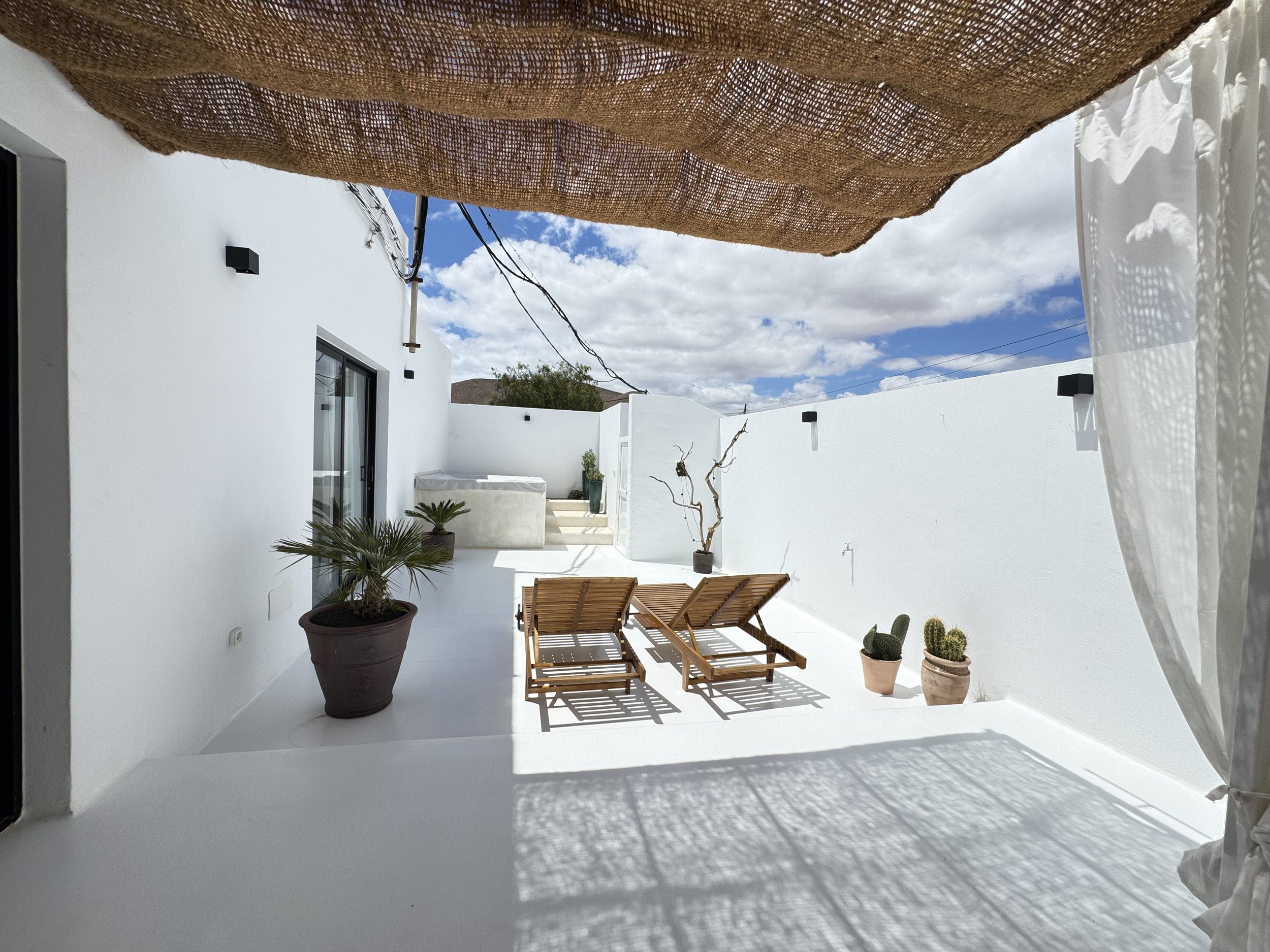 
75 Quadratmeter große private Terrasse mit Whirlpool