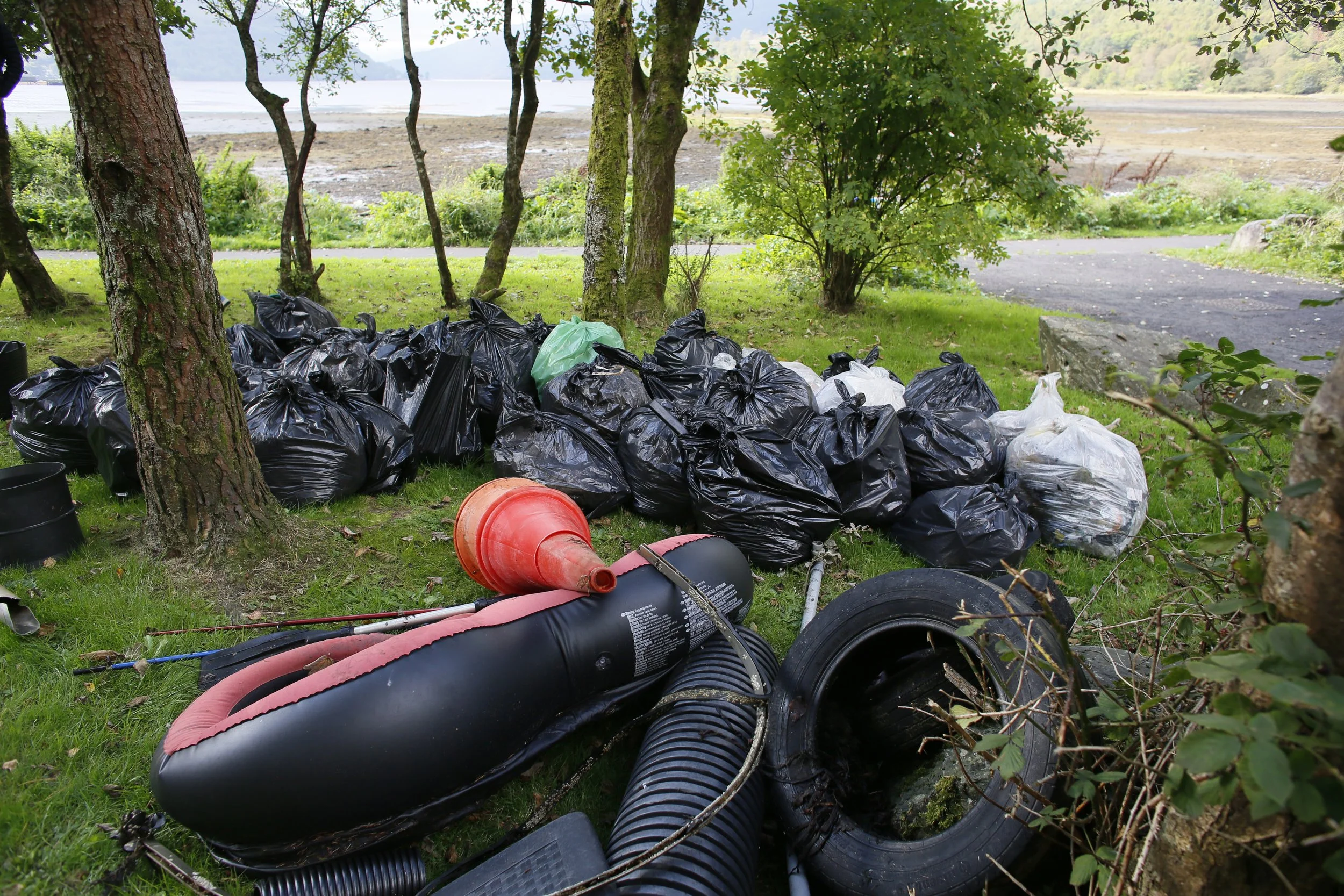 Arrochar beach cleanJ45537.jpg
