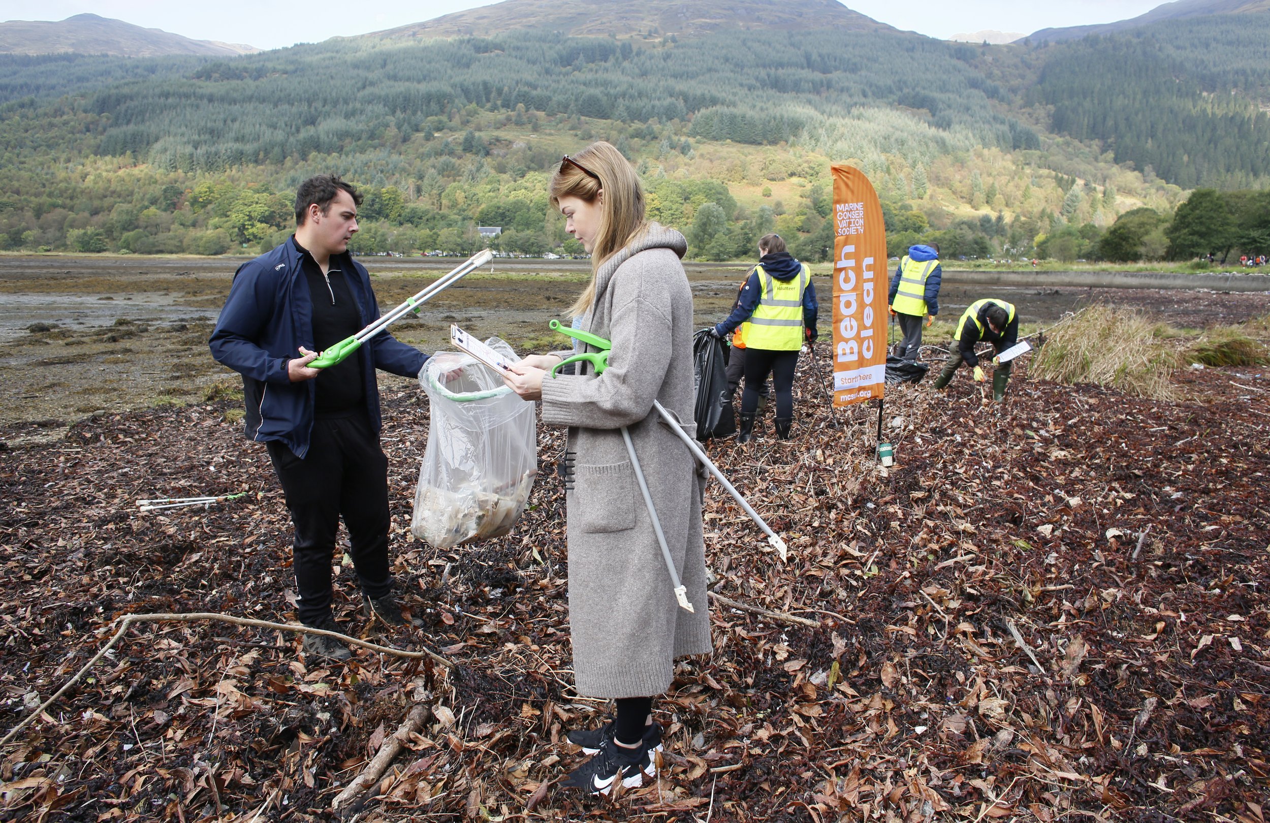 Arrochar beach cleanJ45524.jpg