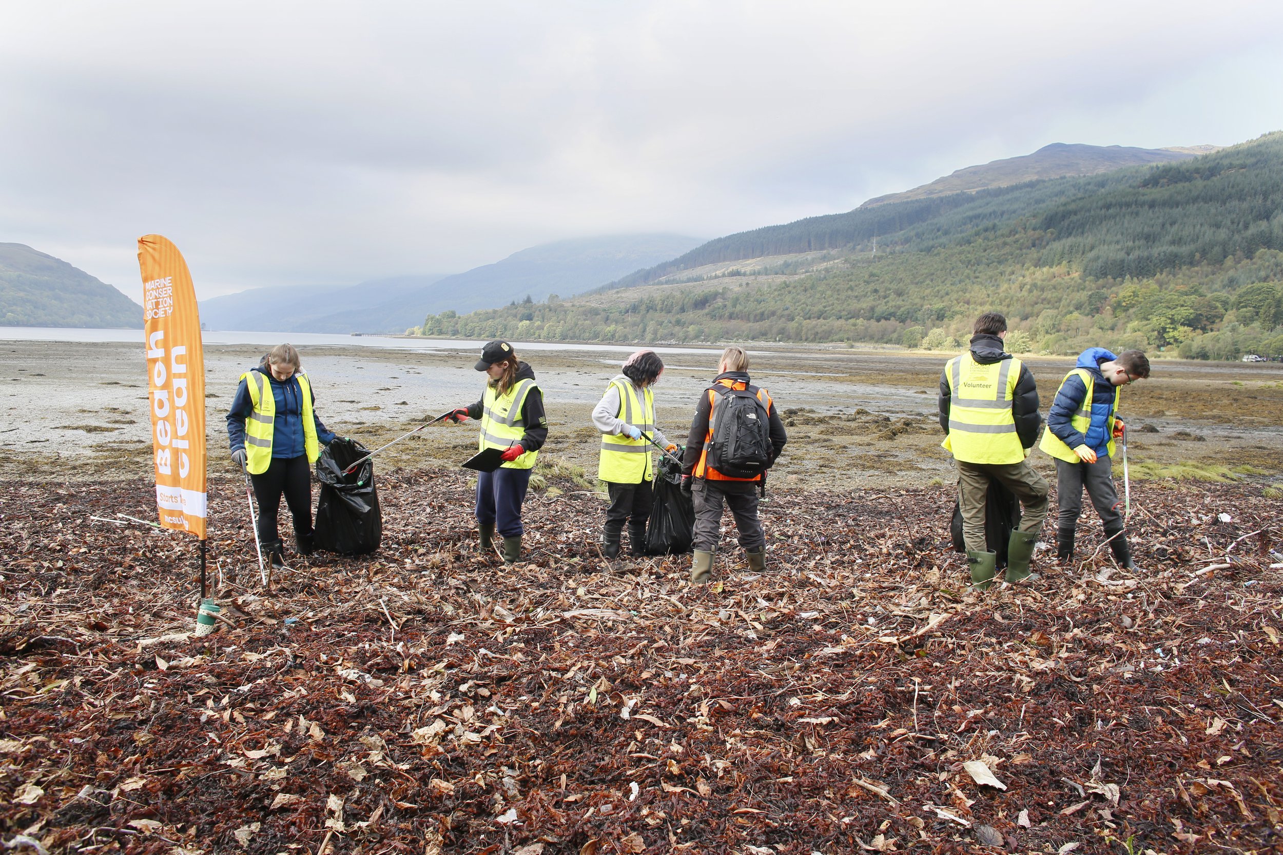 Arrochar beach cleanJ45523.jpg