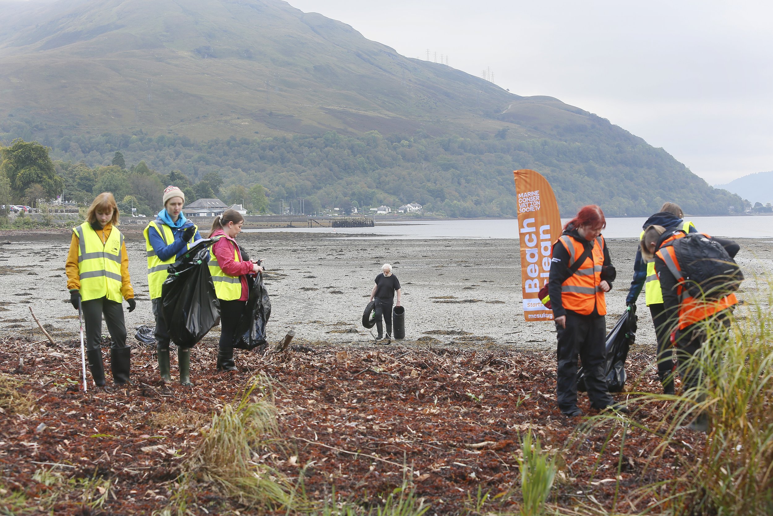 Arrochar beach cleanJ45528.jpg