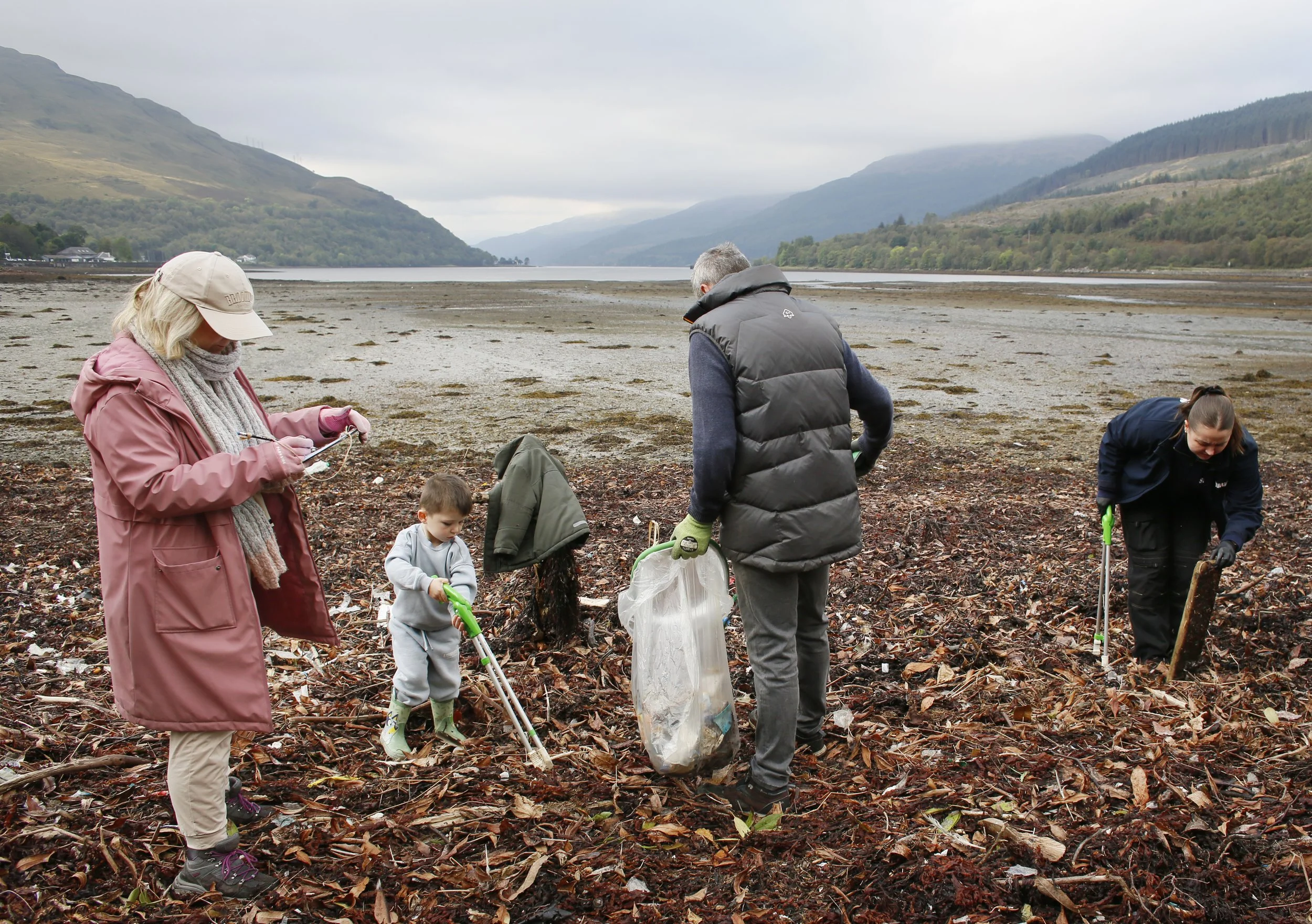 Arrochar beach cleanJ45518.jpg