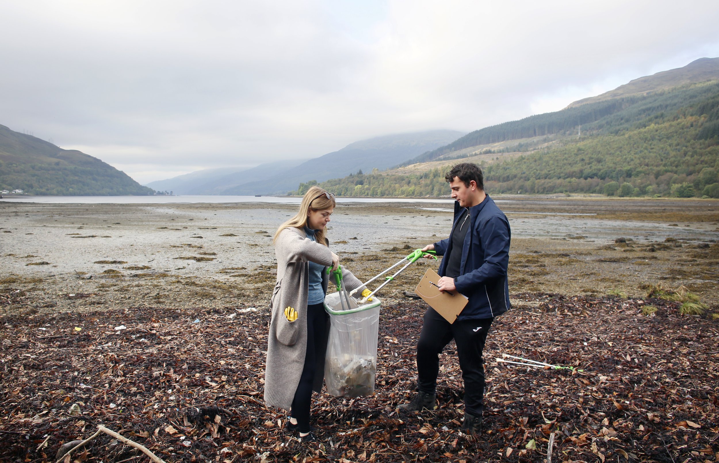 Arrochar beach cleanJ45521.jpg