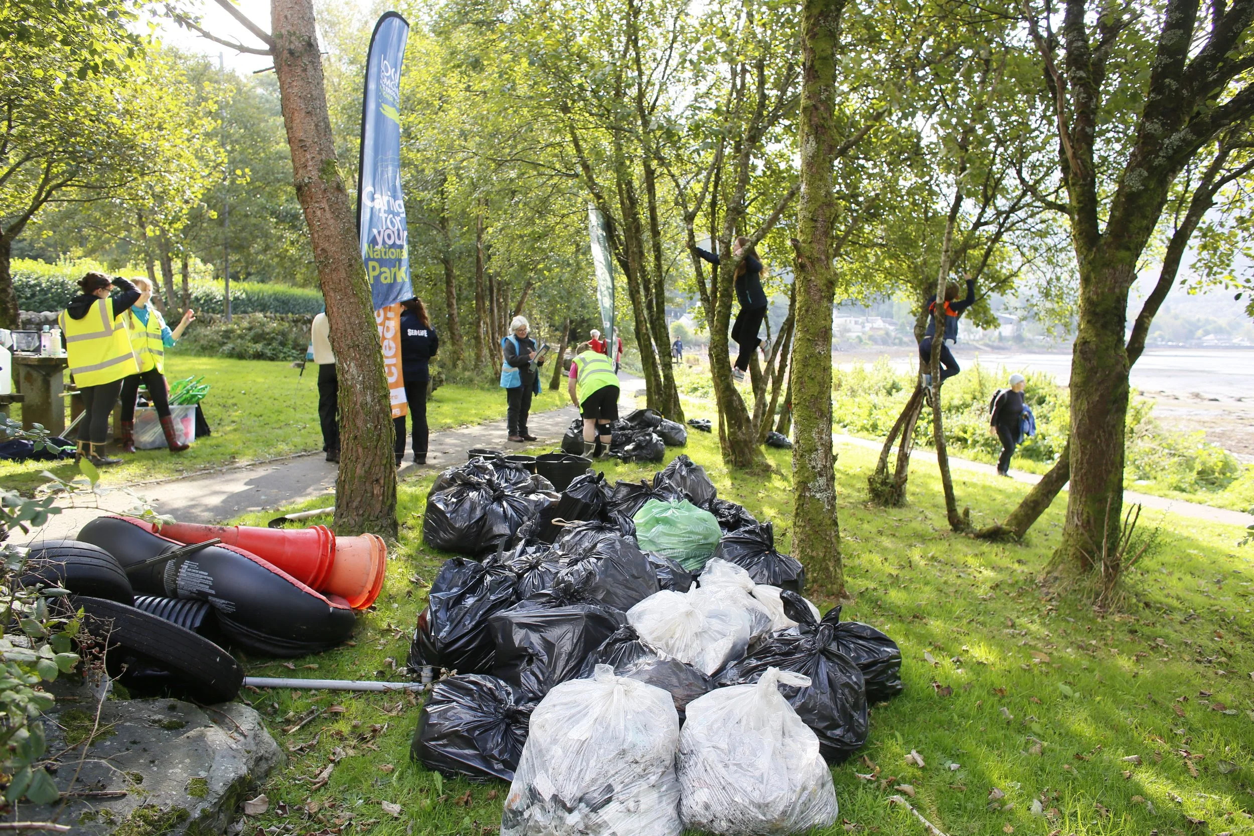 Arrochar beach cleanJ45536.jpg