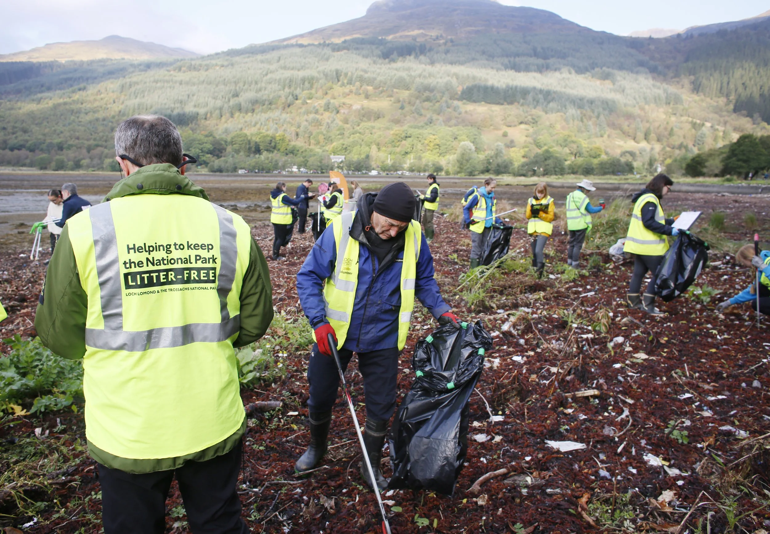 Arrochar beach cleanJ45516.jpg