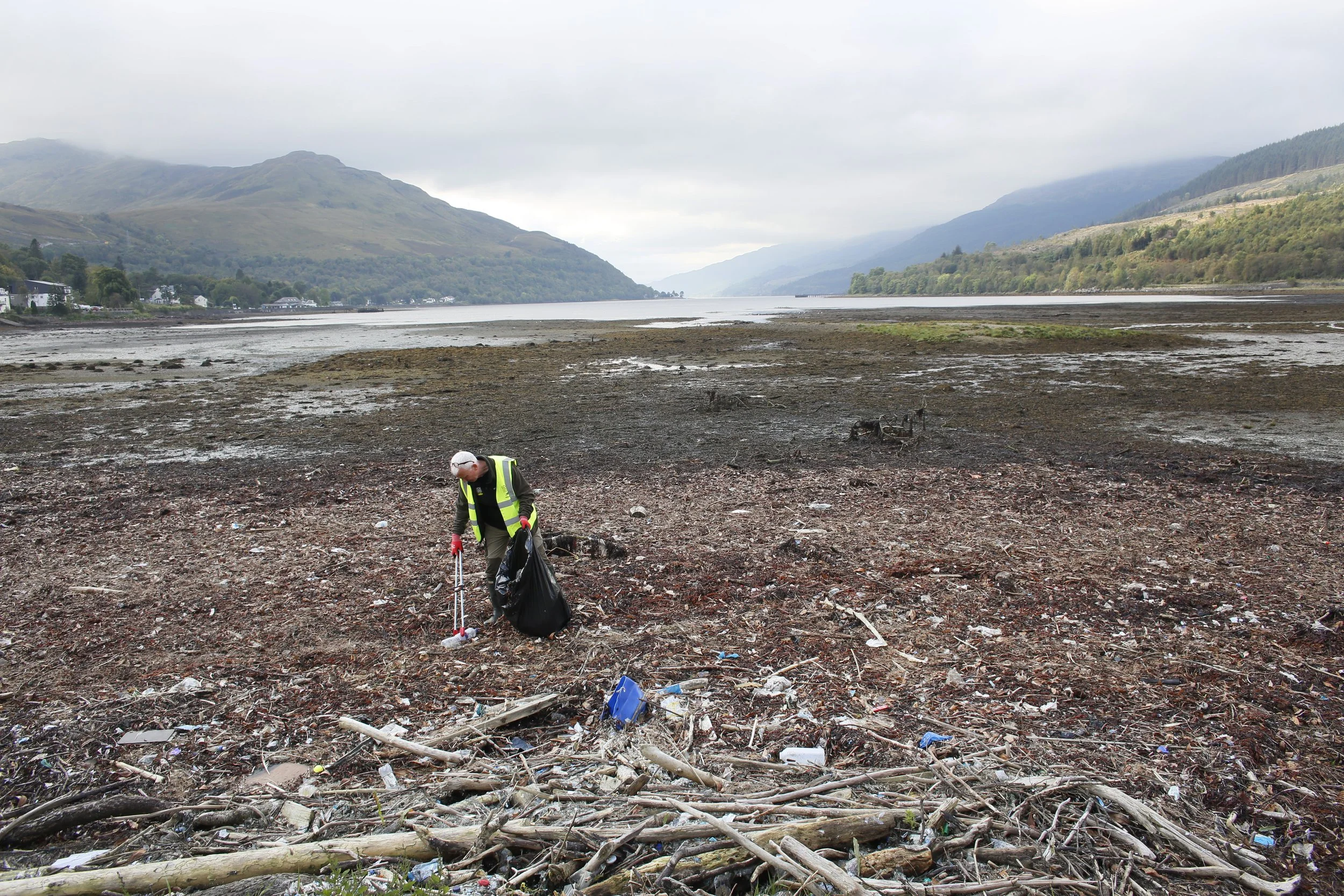 Arrochar beach cleanJ45531.jpg