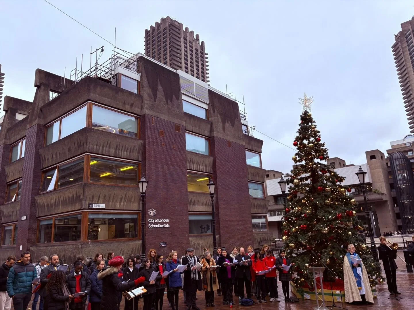 The fun just DOES NOT STOP here at #thelittlecountrychurchinthecity &hellip; our community carols around the tree in churchyard of @barbicancentre was a delight. Friends and partners from @ymcalcan @savills @guildhallschool @cityoflondonschoolforgirl