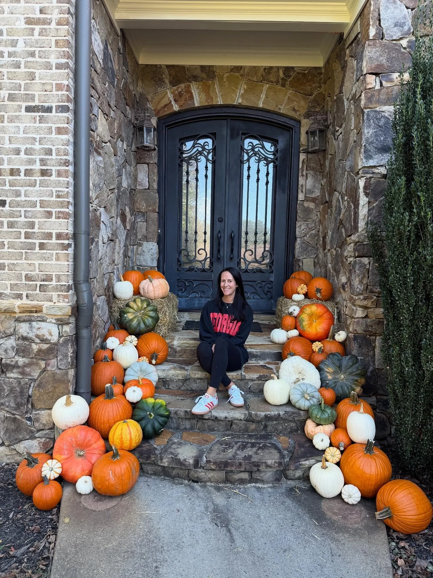 I&rsquo;m loving this porch pumpkin design! This is our Grand Harvest package with a few extra minis sprinkled in. 
DM a picture of your porch and I will help you pick out the perfect package. 🎃 #porchpumpkins #pumpkin #pumpkinconcierge #buford