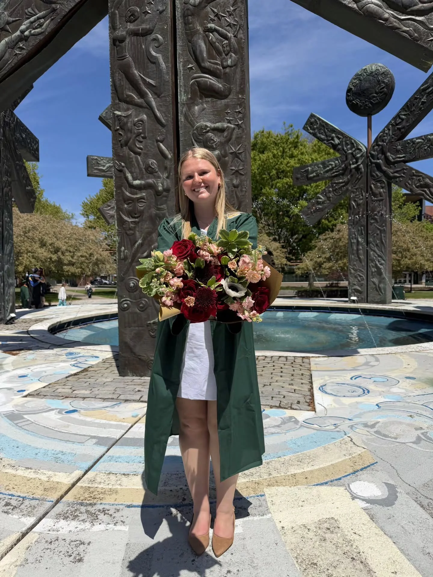 The perfect way to show how proud we are 💐🎓

Celebrating all the grads and the big moments they worked so hard for 🤍