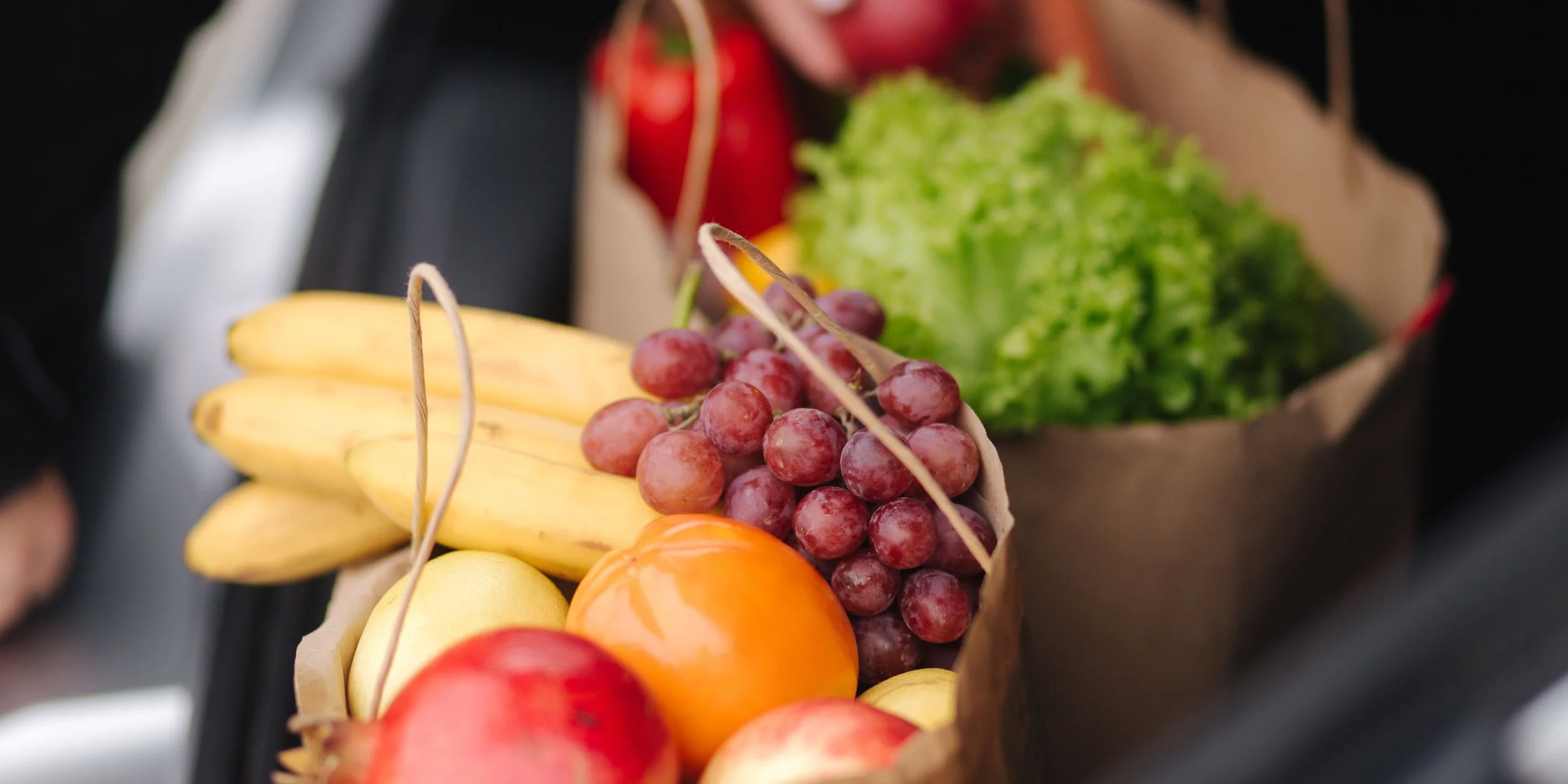 Frutas e legumes em sacos de compras de papel