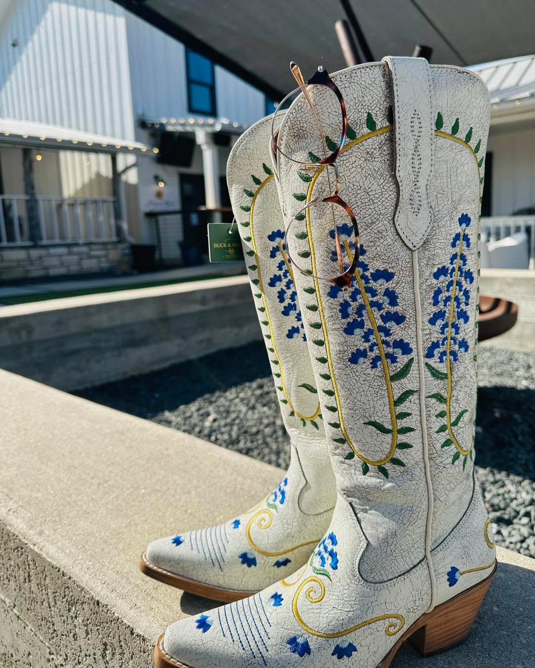 Rodeo season anyone? What are you doing if you&rsquo;re not matching your glasses to your boots? 🕶️🤠

We&rsquo;re obsessed with this combo! 🤩🩵 Boots from @wildflowerwimberley

  #glasses #wimberley #eye #wimberleyeyedoctor #boots #optometrist #op
