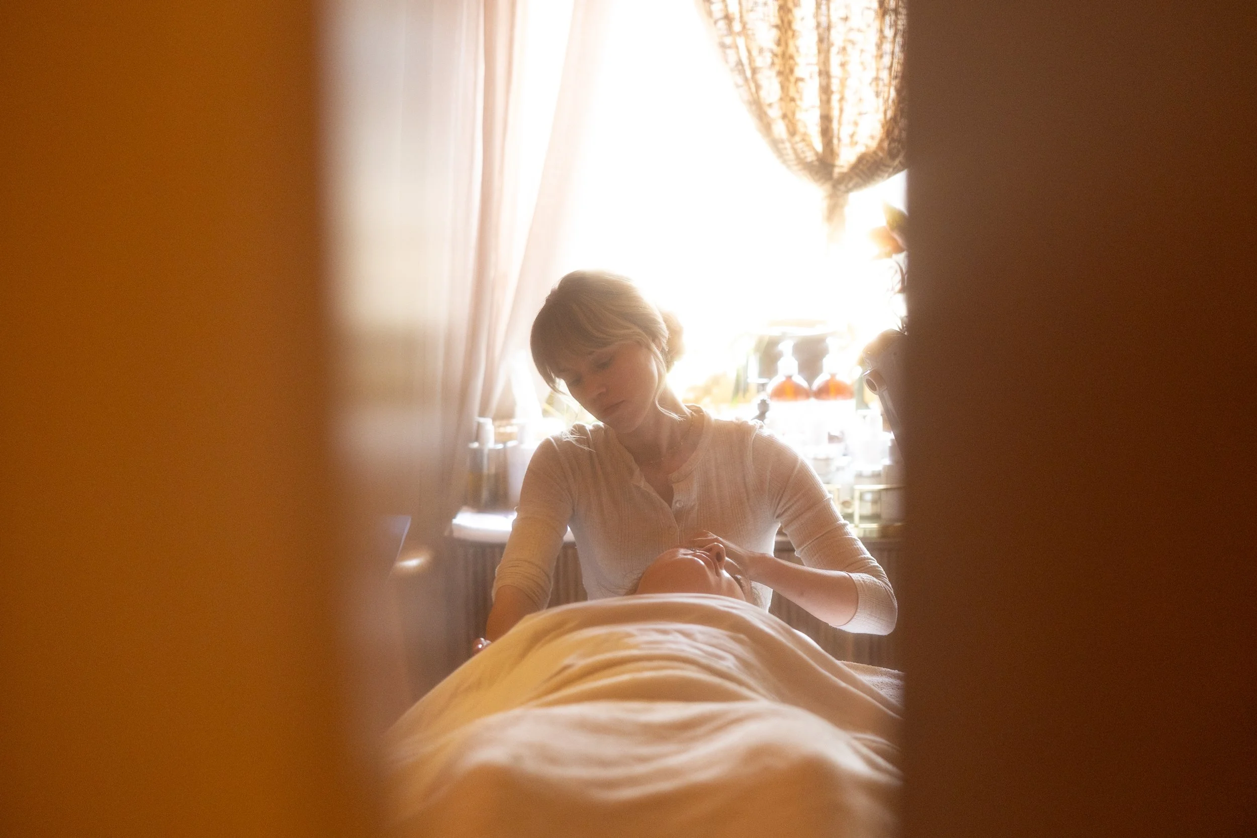 Meet Andrea, the heart behind Sundara Skincare in Burlington, VT. With a deeply personal, whole-person approach to clean beauty, Andrea specializes in custom facials for acne-focused and anti-aging concerns, helping clients understand their skin and 