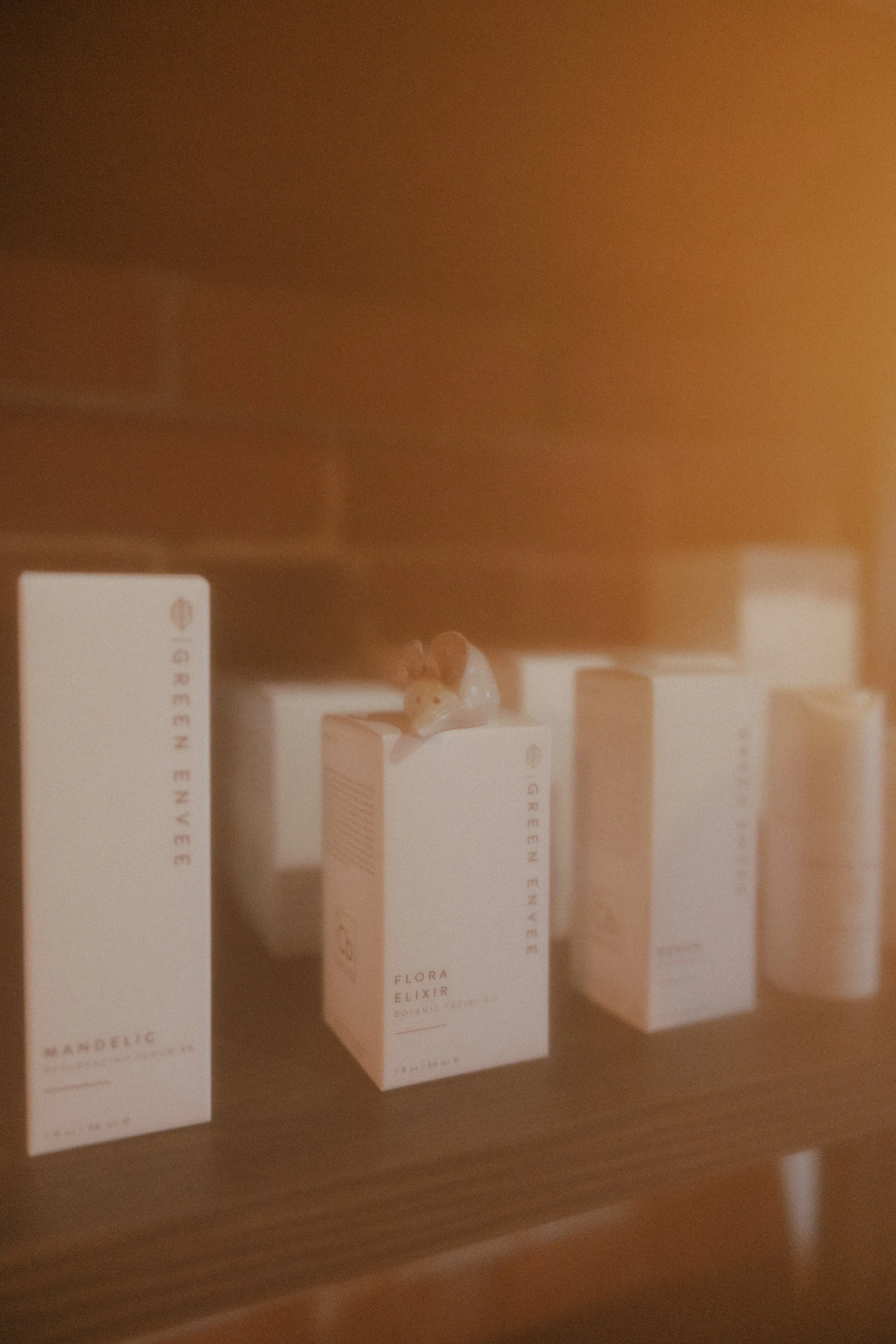 Sundara Skincare uses only clean, organic skincare products carefully selected to treat dehydrated skin, persistent acne, and the early signs of aging at the root, not just the surface. Clean beauty the way it was meant to be.
