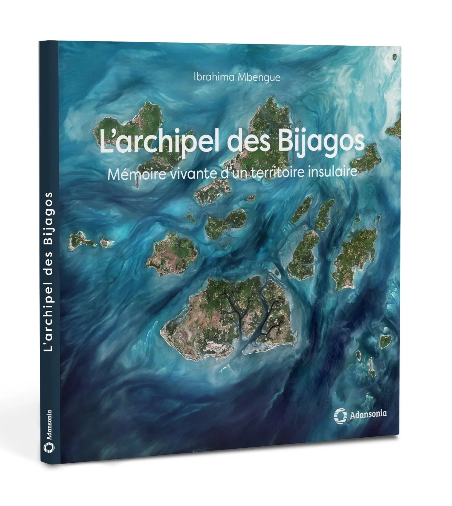 Couverture du livre intitulé "L'archipel des Bijagos" avec une carte satellite d'une chaîne d'îles dans l'océan.