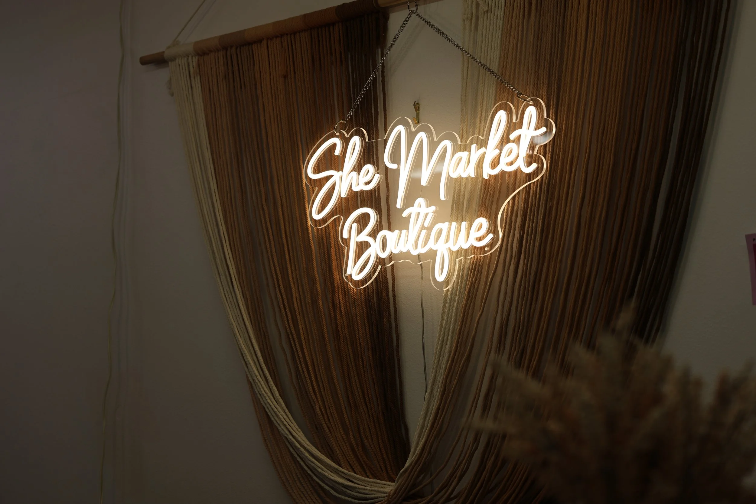 Women's Boutique with gifts and women's apperal