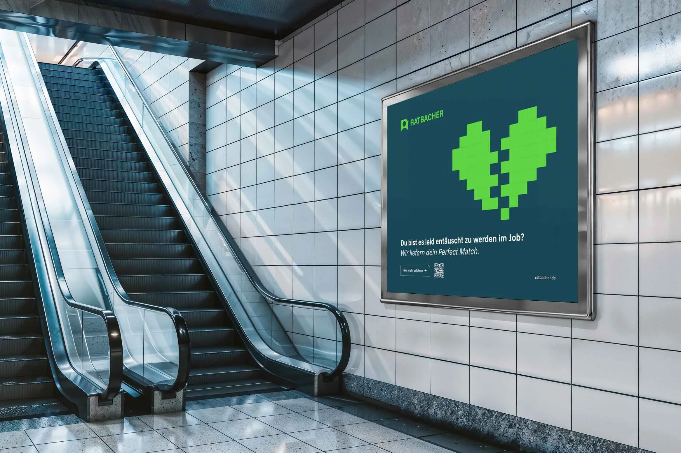 Ein Rolltreppe in einem öffentlichen Gebäude neben einem Wandplakat, das Werbung der Firma Ratbacher zeigt, mit einem digitalen Herz-Symbol und deutschem Text.