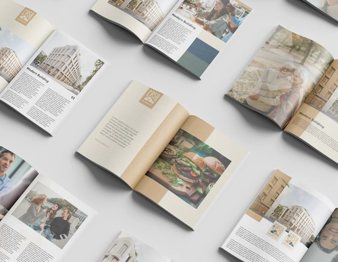 Mehrere offene Zeitschriften und Broschüren auf weißem Hintergrund, die Bilder von modernen Gebäuden, Menschen beim Essen und Gespräche sowie Texte und Grafiken enthalten.