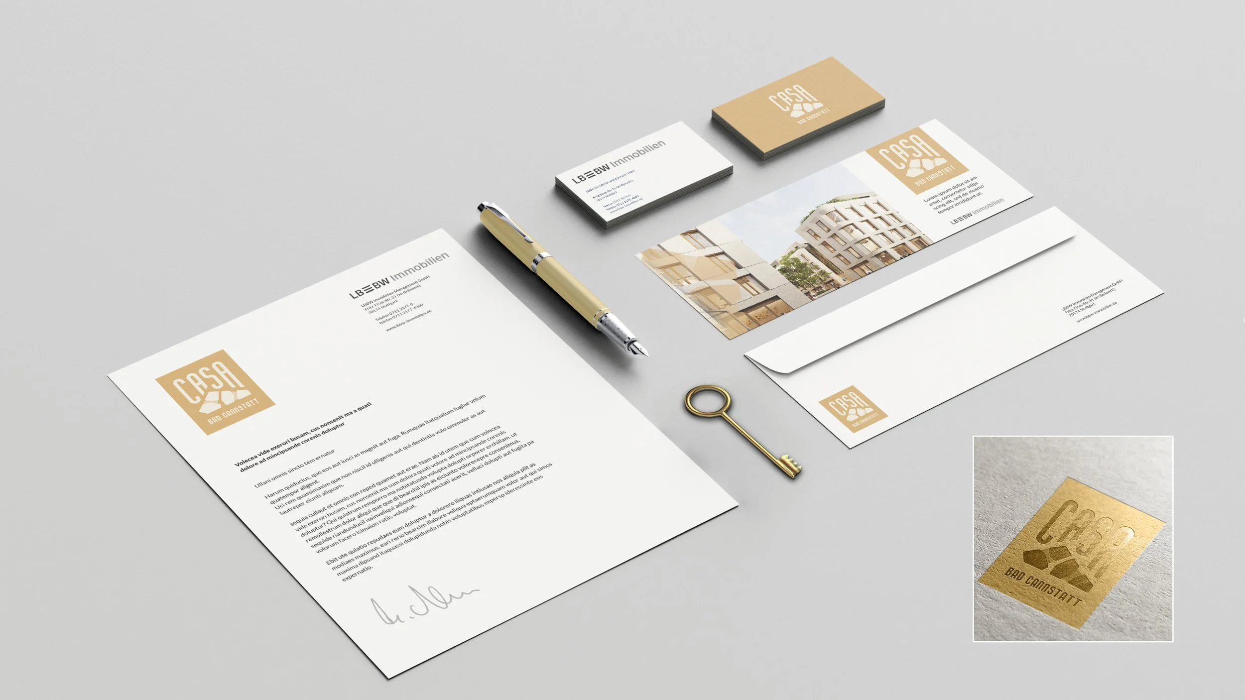 Geschäftsausstattung für eine Immobilienfirma, einschließlich Briefpapier, Visitenkarten, Umschlag, Briefmarke, Schlüssel, Broschüre, einem Stift, alle tragen das Logo 'CASA Bad Camminstatt' in Gold und Schwarz.