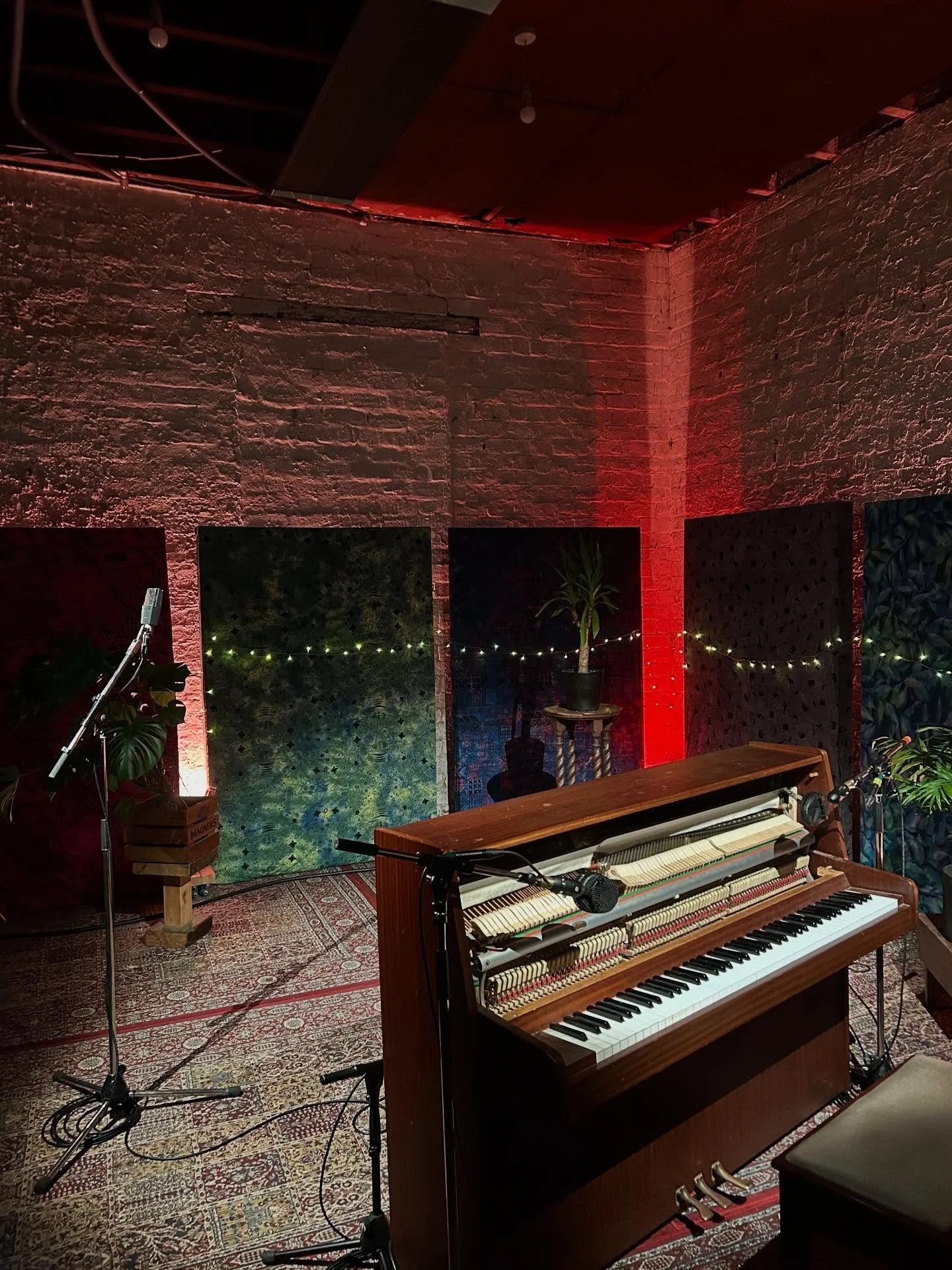 A few behind the scenes snaps from the weekend 🎥 Stay tuned 🎶✨🤩

#livemusicscotland #musicduo #scottishweddings #ukmusicians #glasgowmusic #bts #fyp